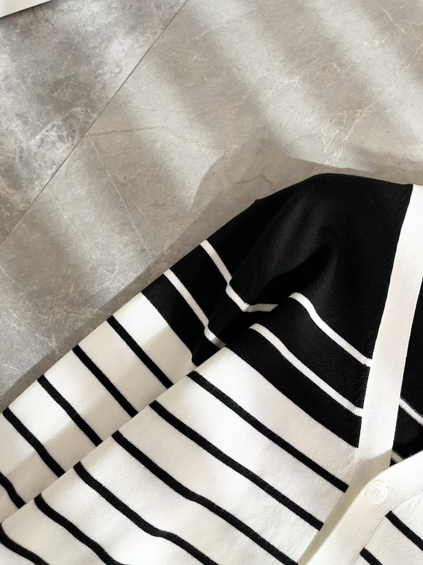 GUC*I 古家 2025秋冬新款男女同款👫 针织羊毛开衫，胸前标志logo刺绣设计！贸易公司渠道稀出，