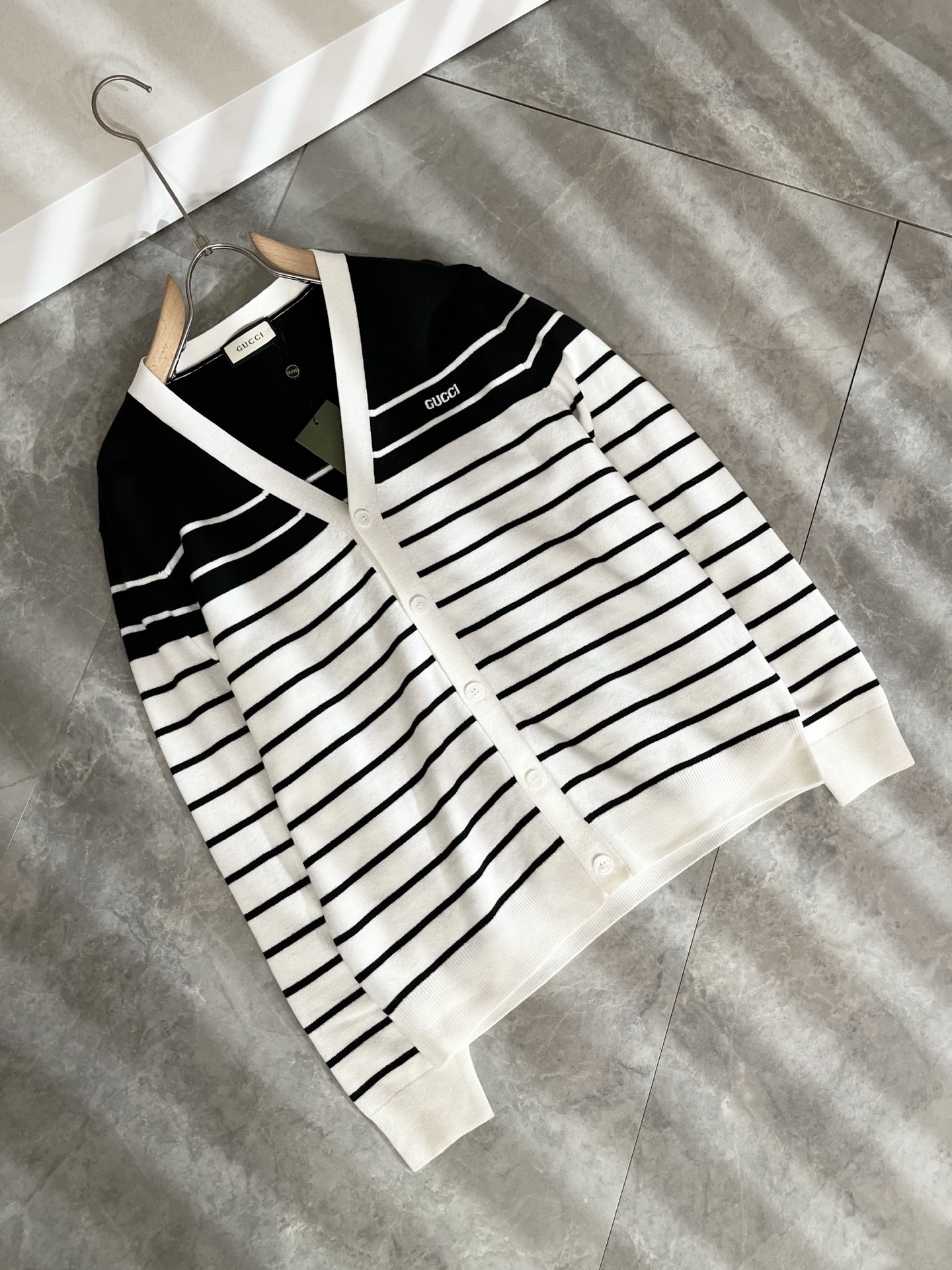 GUC*I 古家 2025秋冬新款男女同款👫 针织羊毛开衫，胸前标志logo刺绣设计！贸易公司渠道稀出，