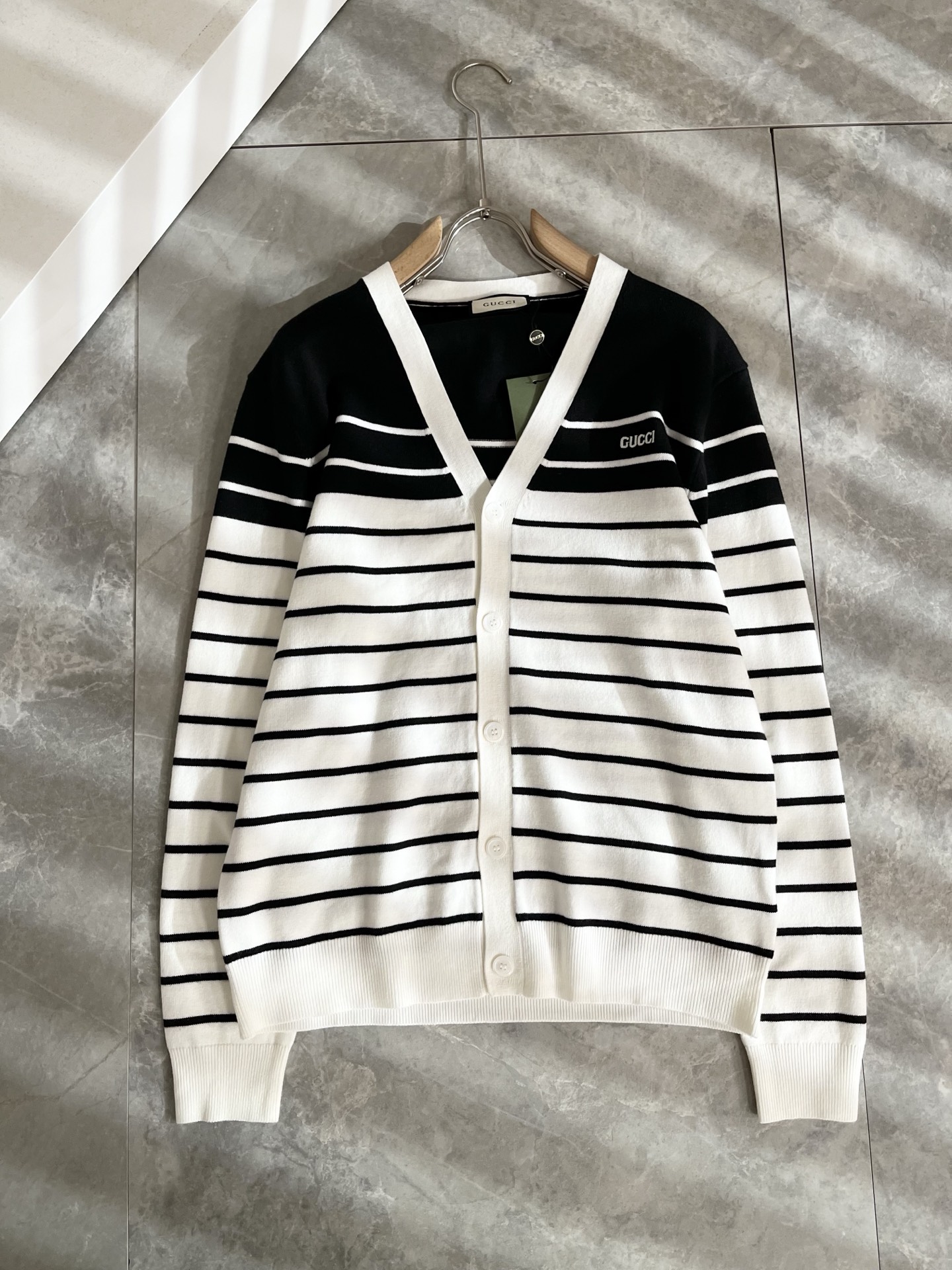 GUC*I 古家 2025秋冬新款男女同款👫 针织羊毛开衫，胸前标志logo刺绣设计！贸易公司渠道稀出，