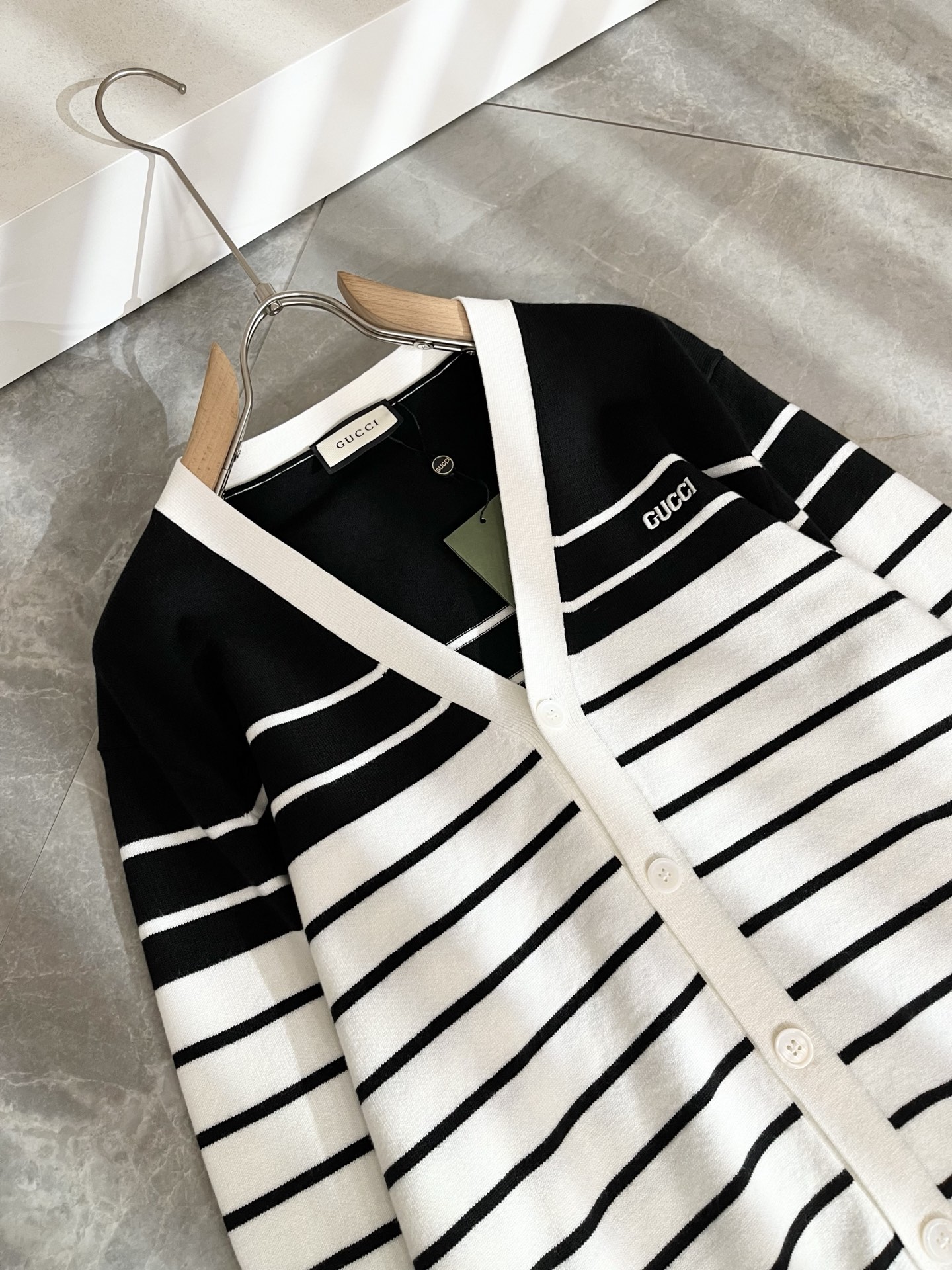 GUC*I 古家 2025秋冬新款男女同款👫 针织羊毛开衫，胸前标志logo刺绣设计！贸易公司渠道稀出，