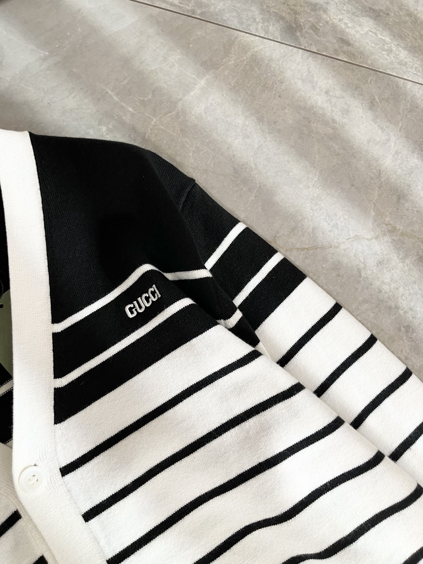 GUC*I 古家 2025秋冬新款男女同款👫 针织羊毛开衫，胸前标志logo刺绣设计！贸易公司渠道稀出，