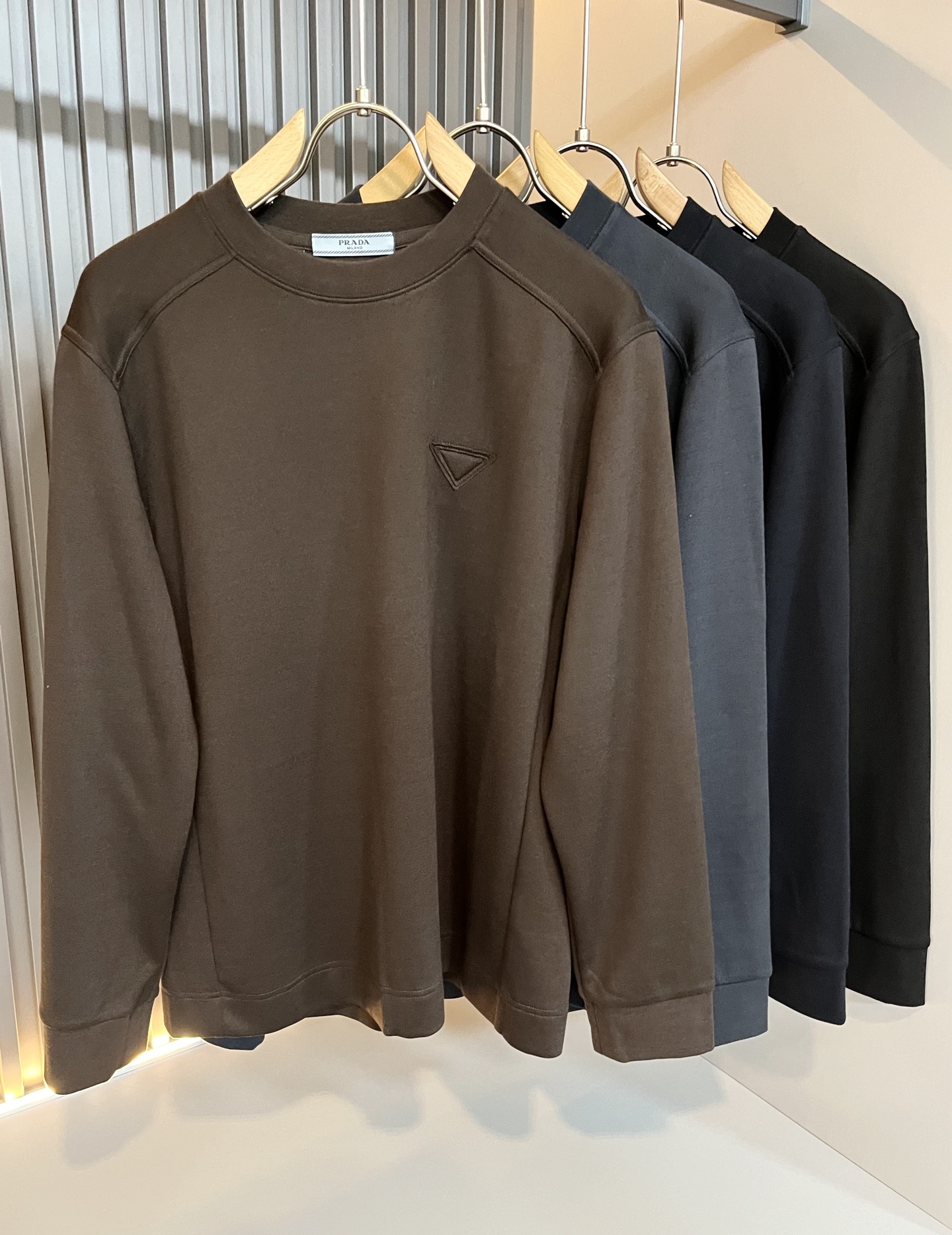 NO:594820,PRAD*A's new men's long-sleeved bottoming shirt for autumn and winter, the latest model is available exclusively on the entire network!  !  ~It is both classic and fashionable, who doesn’t love it? It shows the classic again, it is very eye-catching, and it has a low-luxury aura and recognition!  Pr*da's traditional brand concept and modern advanced technology are perfectly combined. Coupled with an extremely modern and simple design, Pr*da's exclusive logo pattern badge design!  Customized 100% imported velvet cotton fabric!  The texture of this model is quite impressive. You can tell the specifications and grades at your fingertips. The level of finesse and breathability are top-notch!  Size M-4XL,,prada,alexander wang19860909PRAD*A普*达秋冬新款男士长袖打底衫,最新款全网独家首上！！~既经典有时尚百搭,谁不爱啊,将经典再次展现,非常的耐看,自带低奢光环与辨识度！Pr*da传统的品牌理念和现代化的先进技术进行了完美结合.加上极其现代摩登风范的简约设计,p家专属logo图案徽章设计！定制百分百进口绒棉面料！此款的质感相当感人 触手便知规格档次 细腻程度与透气效果堪称顶级！尺码M-4XL,,prada,alexander wang,Men's clothing