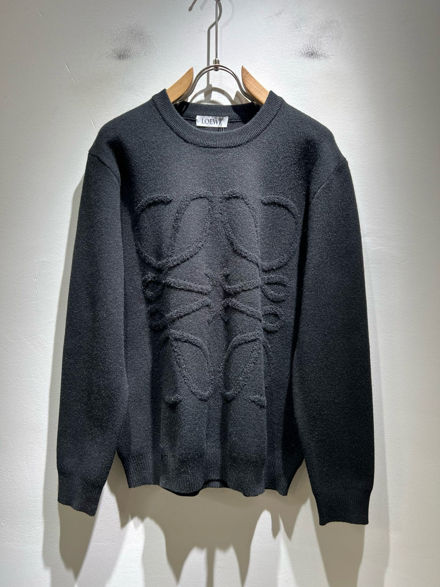 NO:594858,LO*WE/LUO*WE's new autumn and winter knitted sweaters of the same style for men and women, available from trading company channels, the latest products of the year, sold simultaneously in official counters, classic star-level items!  LO*WE's leather goods have the highest say in the entire fashion circle. The brand value is very influential and has a century-old historical and cultural heritage. It is a brand used by the royal family and nobles. Its exquisite craftsmanship and design have subverted modern aesthetics!  The overall design is in line with the aesthetic design of the LOE family, using classic brand elements, perfectly inheriting the essence and genes of the LOE family, and designing the logo and pattern crochet design!  The vision is quite exquisite and beautiful, highlighting the brand characteristics, highly recognizable and very fashionable. The overall design interprets minimalism to the extreme, simple and elegant!  We supply high-end materials imported from Egypt and select high-end knitted wool fabrics!  Extremely luxurious and special materials, the fabric properties are all excellent, the tactile experience is self-evident, the ultimate luxury enjoyment!  The appearance is perfect, and the details are exquisite and elegant. It not only reduces age but also highlights the fashionable temperament. The upper body is full of temperament. The color matching is quite in line with the needs of matching seasons. It has a high degree of control and mix-matching. It has no age limit and has an excellent sense of style!  Size M-3XL,,loewe,alexander wang19860909LO*WE/罗*威秋冬新款男女同款针织羊毛衫,贸易公司渠道货,年最新品,官柜同步售卖,经典明星级单品！LO*WE家的皮具单品在整个时装圈最有极高的的发言权,品牌价值影响力颇高,有着百年历史文化底蕴,皇室御贵族御用品牌,其精湛的手工艺及设计感颠覆了现代审美！整体的设计符合LOE家美学设计,运用了经典的品牌元素,完美沿袭了LOE家的精髓与基因,设计logo标识图案钩织设计！视觉颇为精致美观,彰显了品牌特质,辨识度极高且极具时髦感,整体的设计将极简主义阐释到极致,简约而大方！客供埃及进口高级物料,甄选高端针织羊毛面料！极为奢华特殊的材质,面料属性皆为上乘,触感体验不言而喻,奢华极致享受！品相完美如斯,细节处处精致考究,即减龄又凸显了时髦气质感,上身满满的气质感,配色相当符合搭配季节需求,驾驭度混搭性极高,无关年龄界定,造型感极佳的一款单品！尺码M-3XL,,loewe,alexander wang,Men's clothing