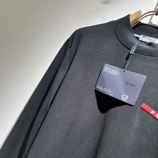 PRAD*A普*达2025秋冬新款男士长袖打底衫,最新款全网独家首上!!~既经典有时尚百搭,谁不爱啊,将 PRAD*A普*达2025秋冬新款男士长袖打底衫,最新款全网独家首上!!~既经典有时尚百搭,谁不爱啊,将