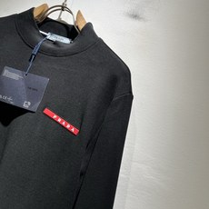 PRAD*A普*达2025秋冬新款男士长袖打底衫,最新款全网独家首上!!~既经典有时尚百搭,谁不爱啊,将 PRAD*A普*达2025秋冬新款男士长袖打底衫,最新款全网独家首上!!~既经典有时尚百搭,谁不爱啊,将