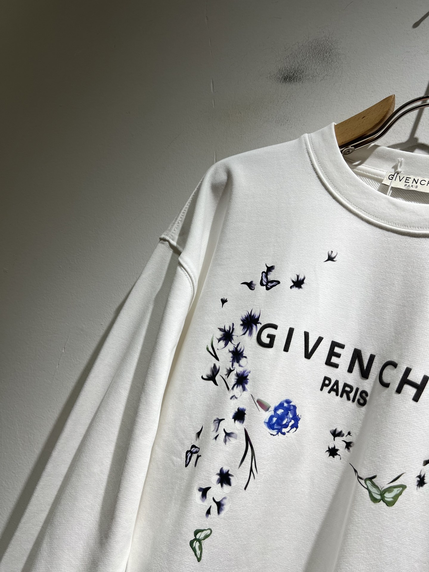 Giv*chy/纪*希2025秋冬新款男女同款👫卫衣，主创时尚注入了全新时尚能量。通过探索各种题材和性感