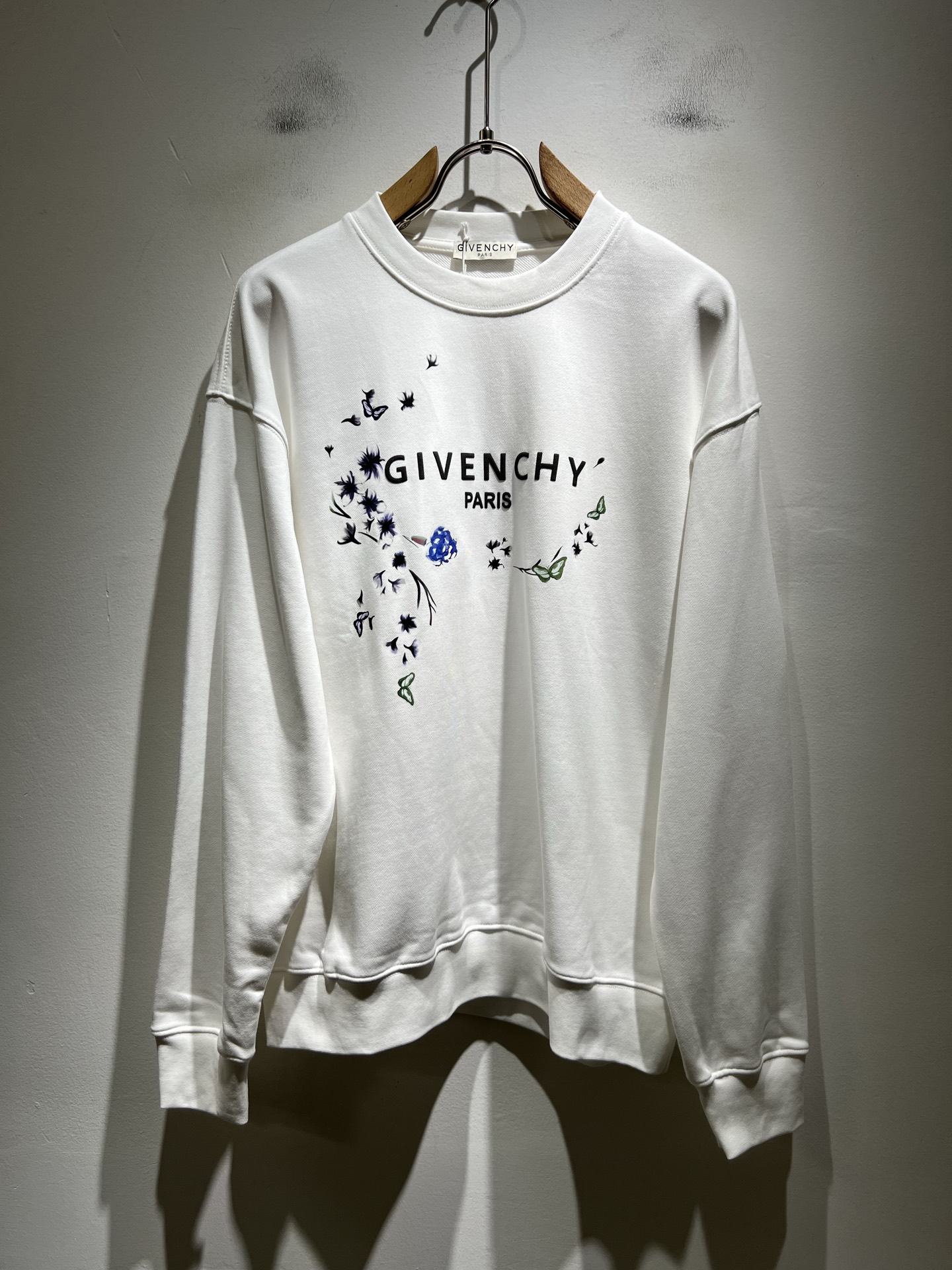 Giv*chy/纪*希2025秋冬新款男女同款👫卫衣，主创时尚注入了全新时尚能量。通过探索各种题材和性感