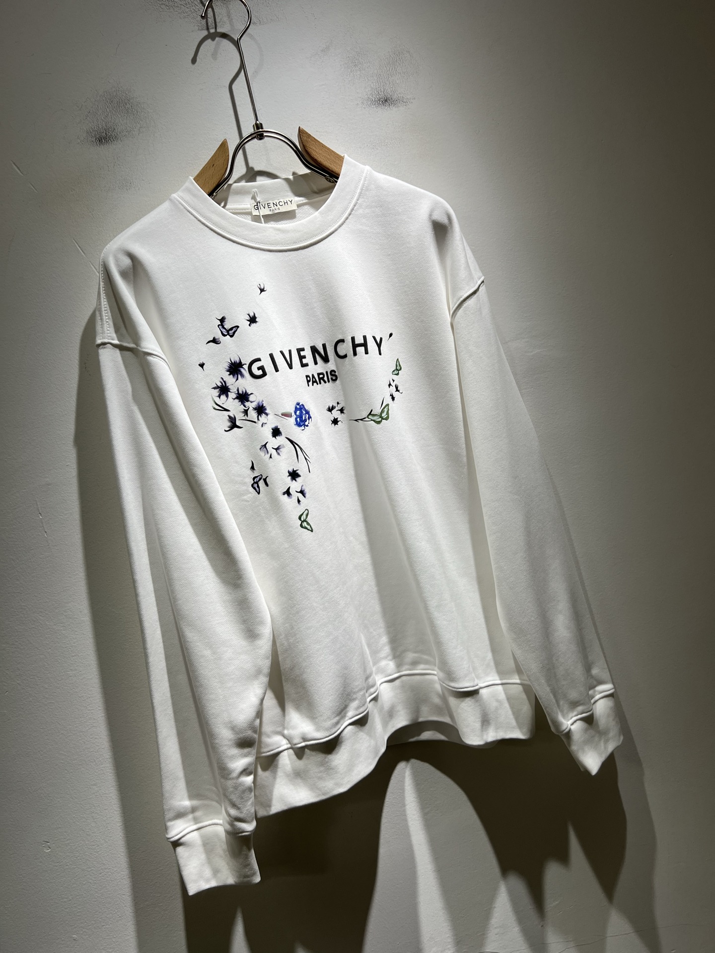 Giv*chy/纪*希2025秋冬新款男女同款👫卫衣，主创时尚注入了全新时尚能量。通过探索各种题材和性感