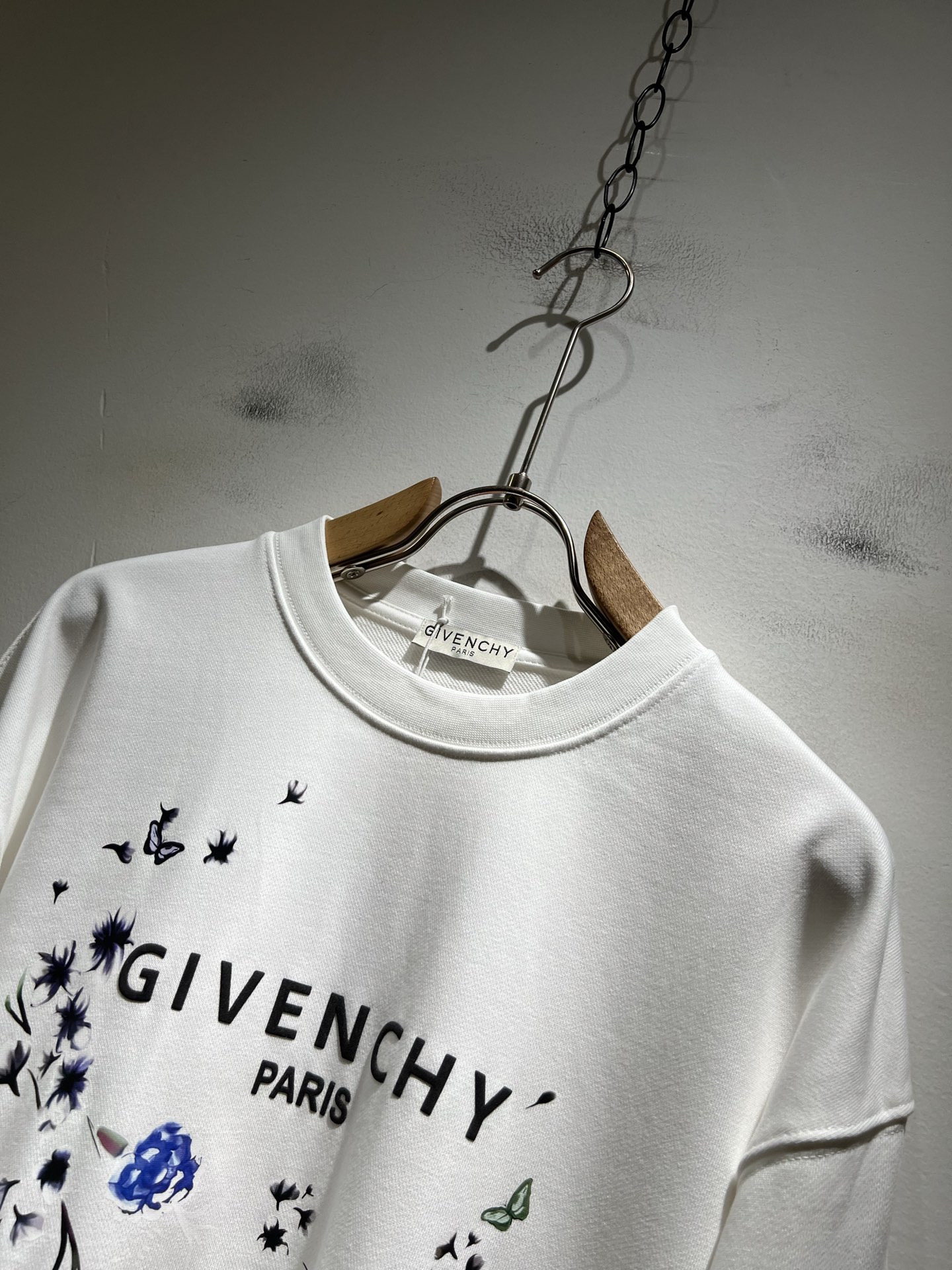 Giv*chy/纪*希2025秋冬新款男女同款👫卫衣，主创时尚注入了全新时尚能量。通过探索各种题材和性感