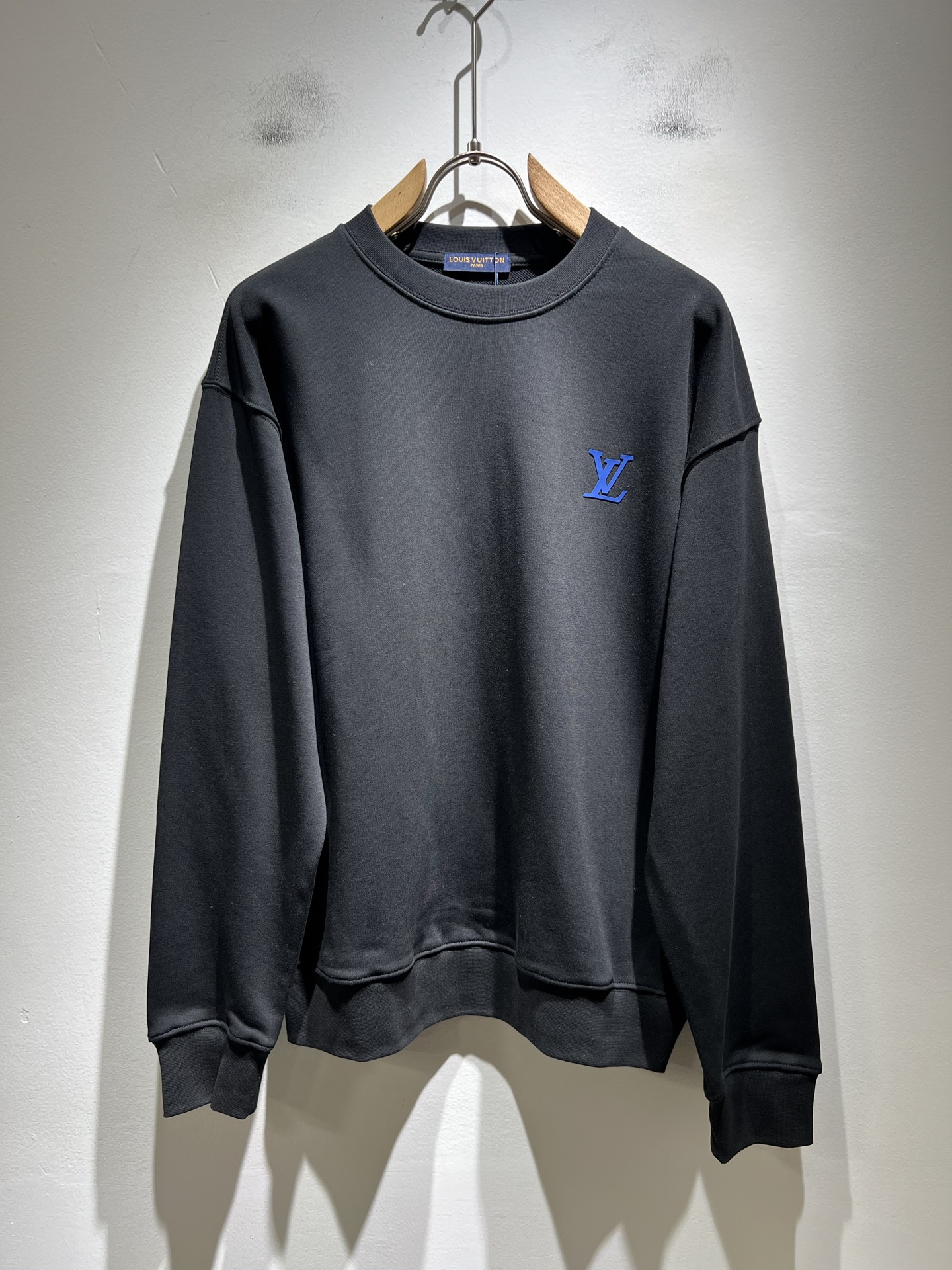 LouisVuitt*路易*登 2025卫衣全新系列单品上线，非常时髦前卫的一款男女同款短袖T恤，标识l