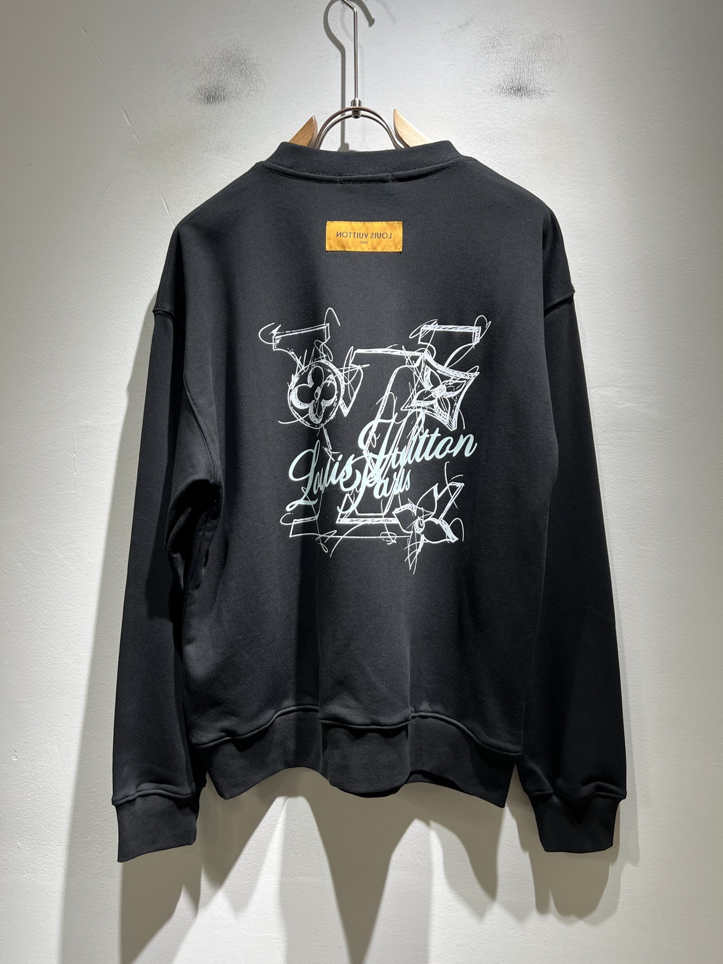 LouisVuitt*路易*登 2025卫衣全新系列单品上线，非常时髦前卫的一款男女同款短袖T恤，标识l