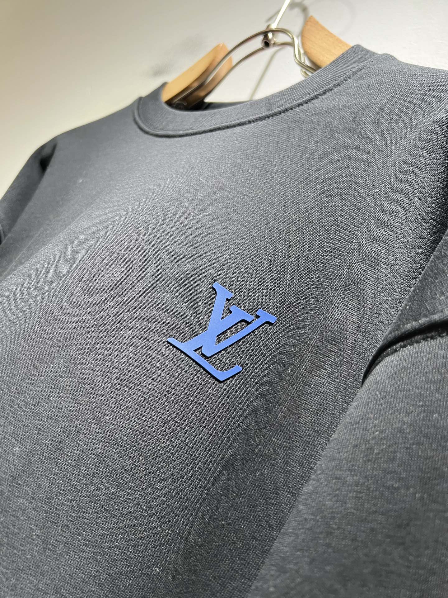 LouisVuitt*路易*登 2025卫衣全新系列单品上线，非常时髦前卫的一款男女同款短袖T恤，标识l