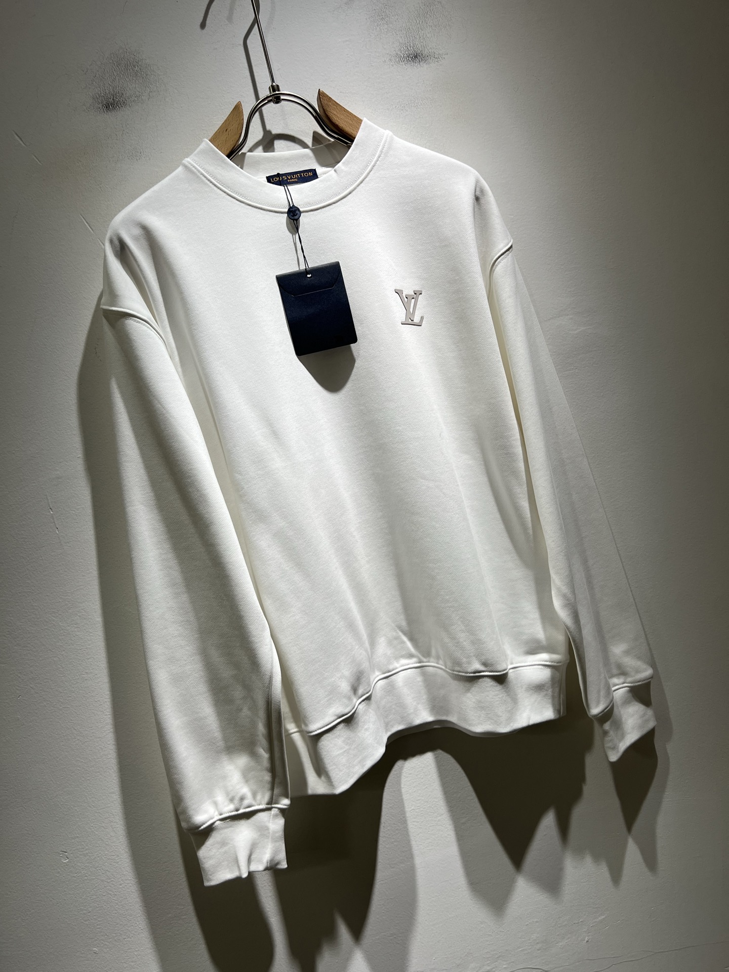 LouisVuitt*路易*登 2025卫衣全新系列单品上线，非常时髦前卫的一款男女同款短袖T恤，标识l
