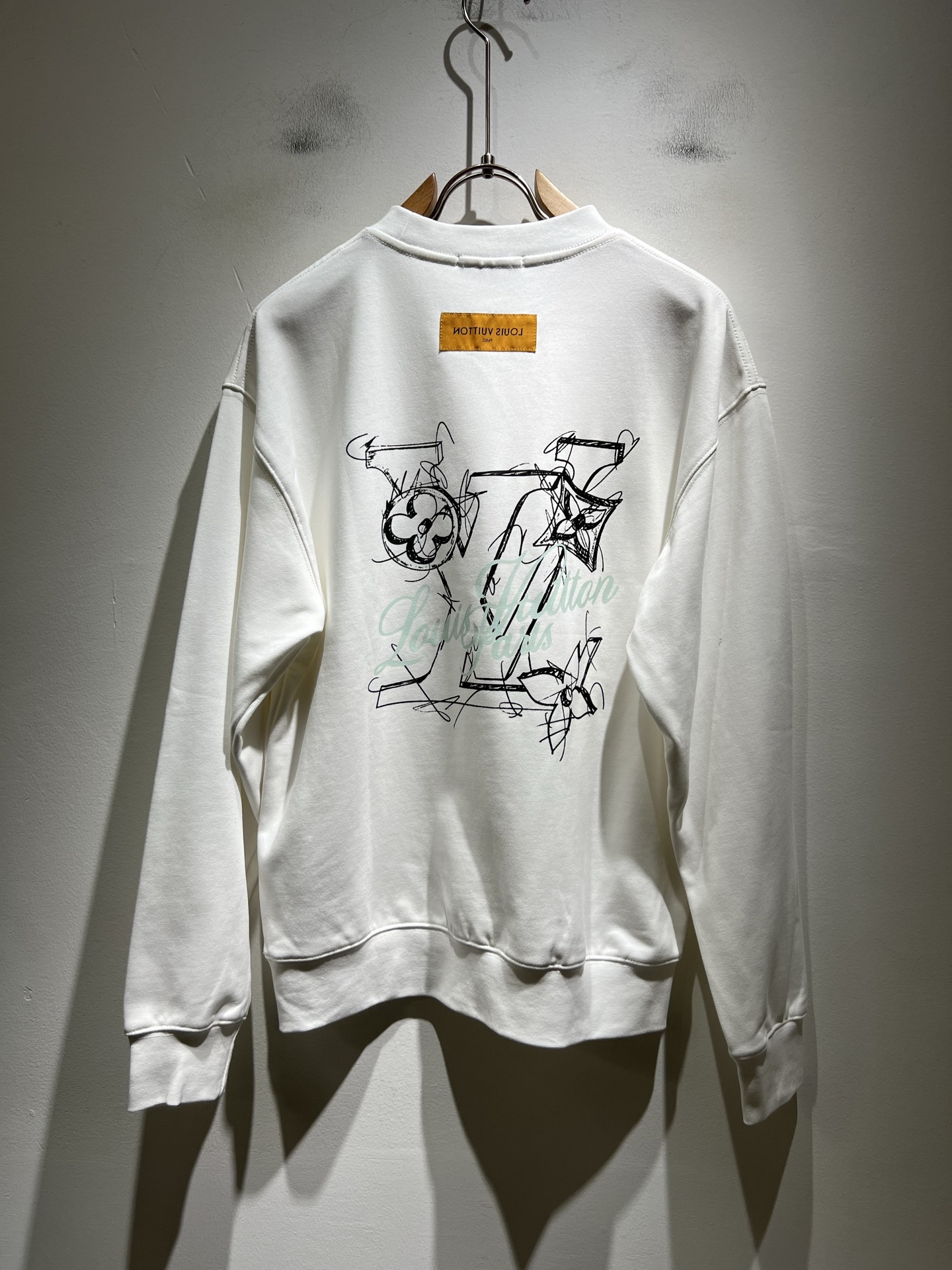LouisVuitt*路易*登 2025卫衣全新系列单品上线，非常时髦前卫的一款男女同款短袖T恤，标识l