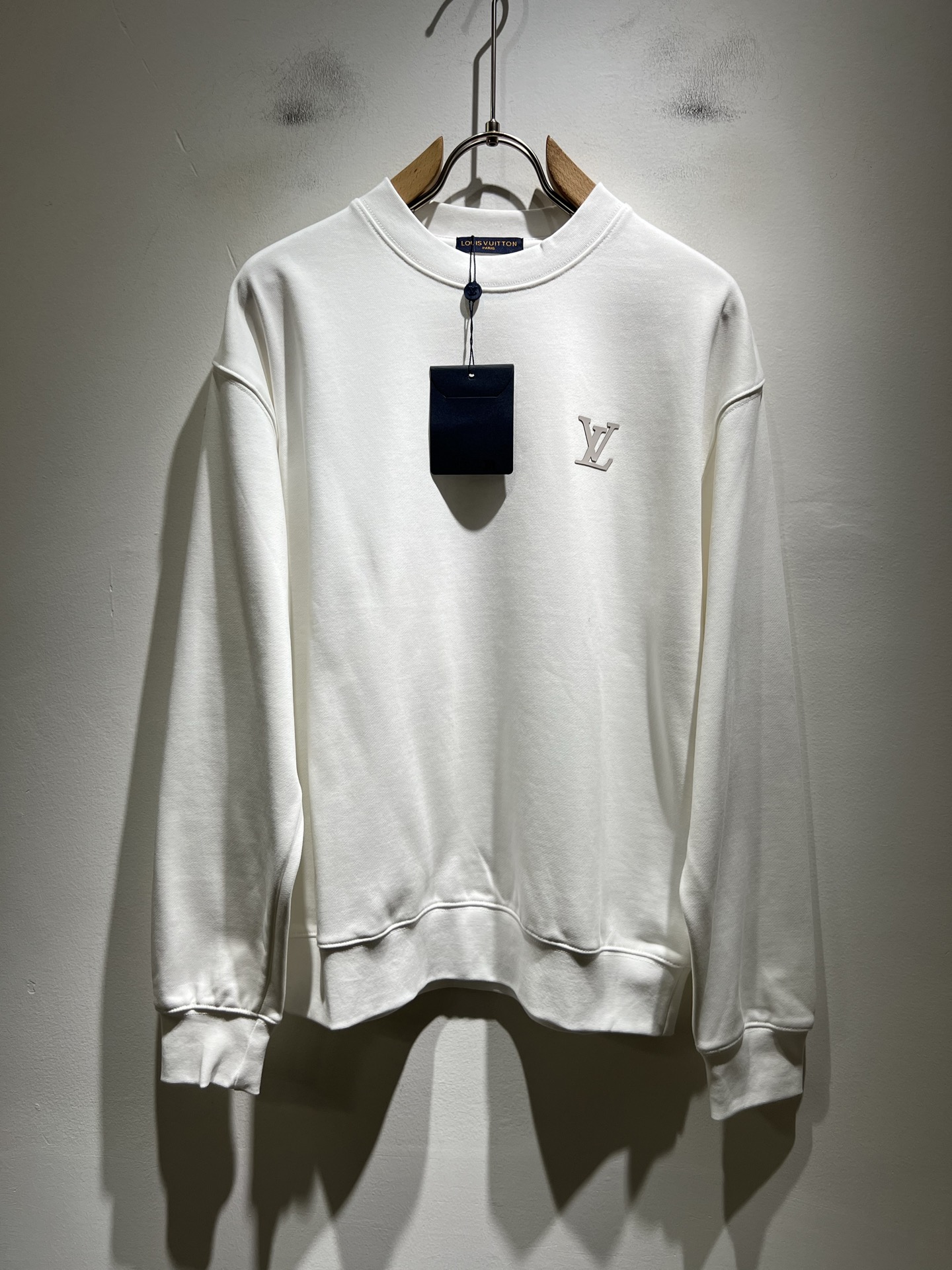 LouisVuitt*路易*登 2025卫衣全新系列单品上线，非常时髦前卫的一款男女同款短袖T恤，标识l