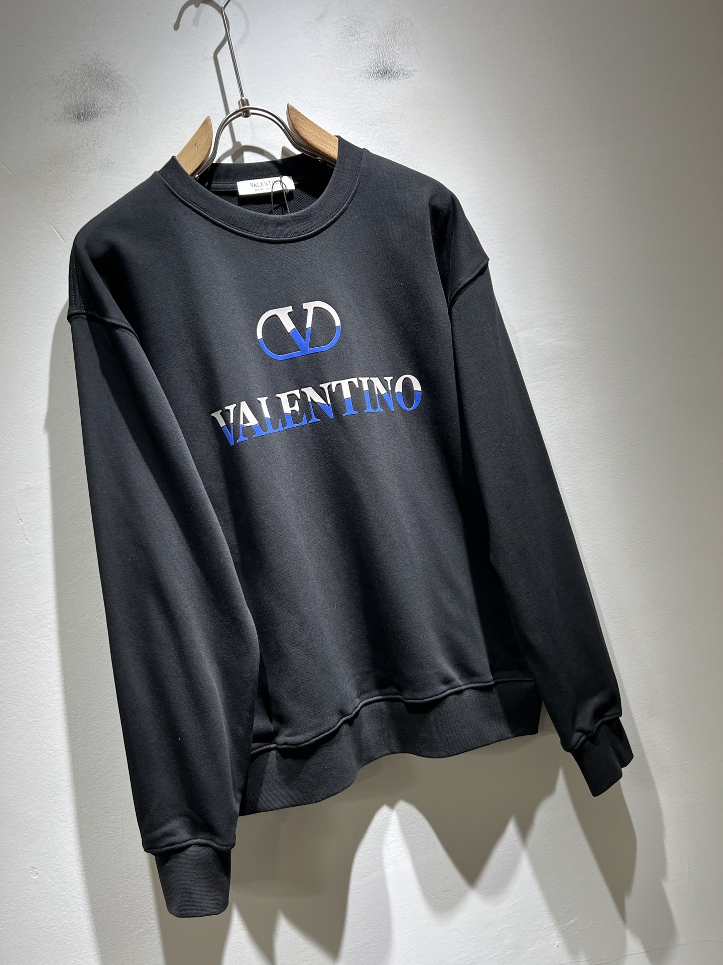 VALENTI*O华伦*奴～柜台款、2025秋冬新款卫衣，胸前logo压绒设计！简单时尚而年轻，百搭风格