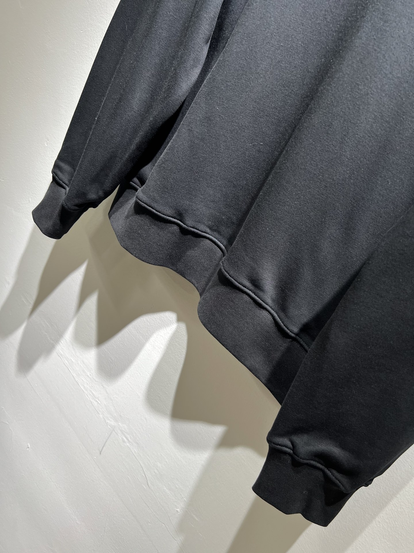 VALENTI*O华伦*奴～柜台款、2025秋冬新款卫衣，胸前logo压绒设计！简单时尚而年轻，百搭风格