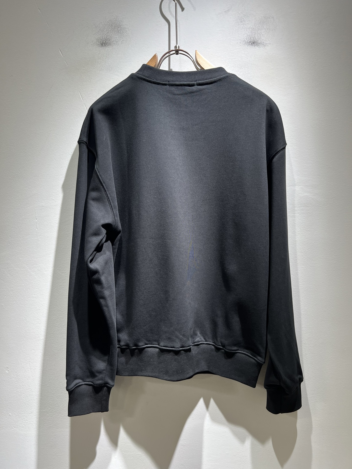 VALENTI*O华伦*奴～柜台款、2025秋冬新款卫衣，胸前logo压绒设计！简单时尚而年轻，百搭风格