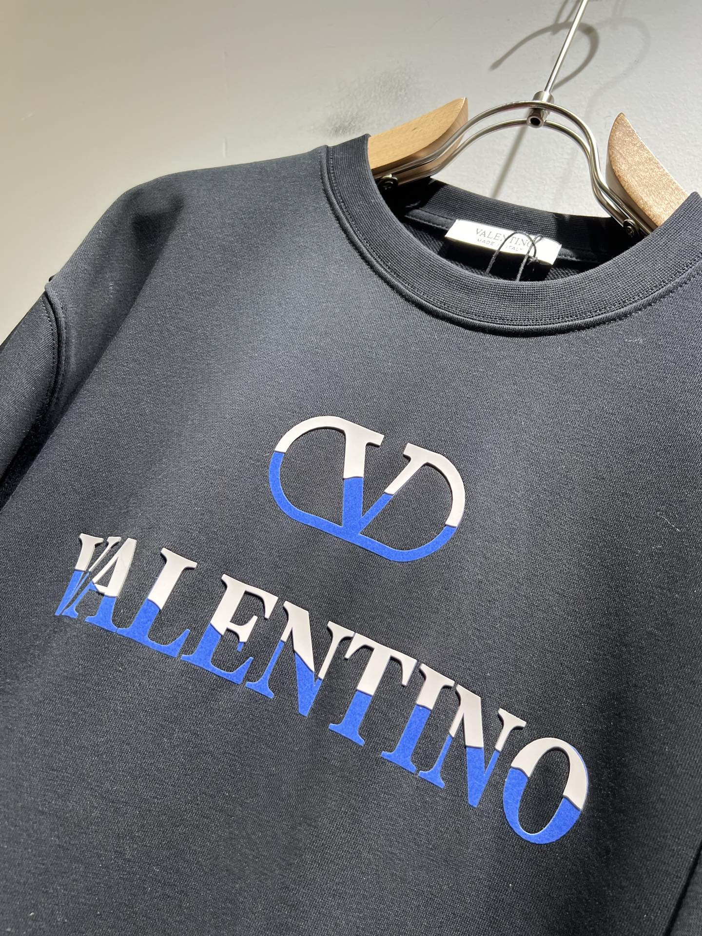 VALENTI*O华伦*奴～柜台款、2025秋冬新款卫衣，胸前logo压绒设计！简单时尚而年轻，百搭风格