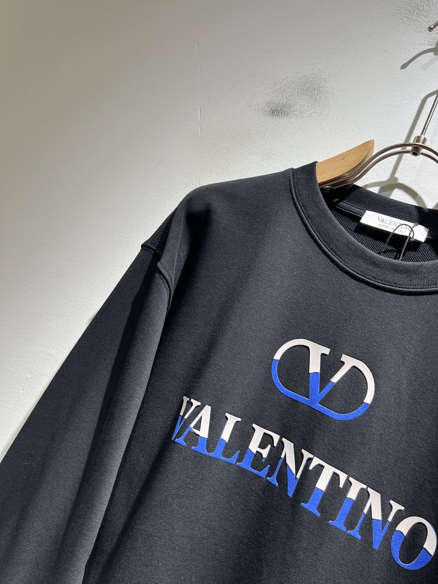 VALENTI*O华伦*奴～柜台款、2025秋冬新款卫衣，胸前logo压绒设计！简单时尚而年轻，百搭风格