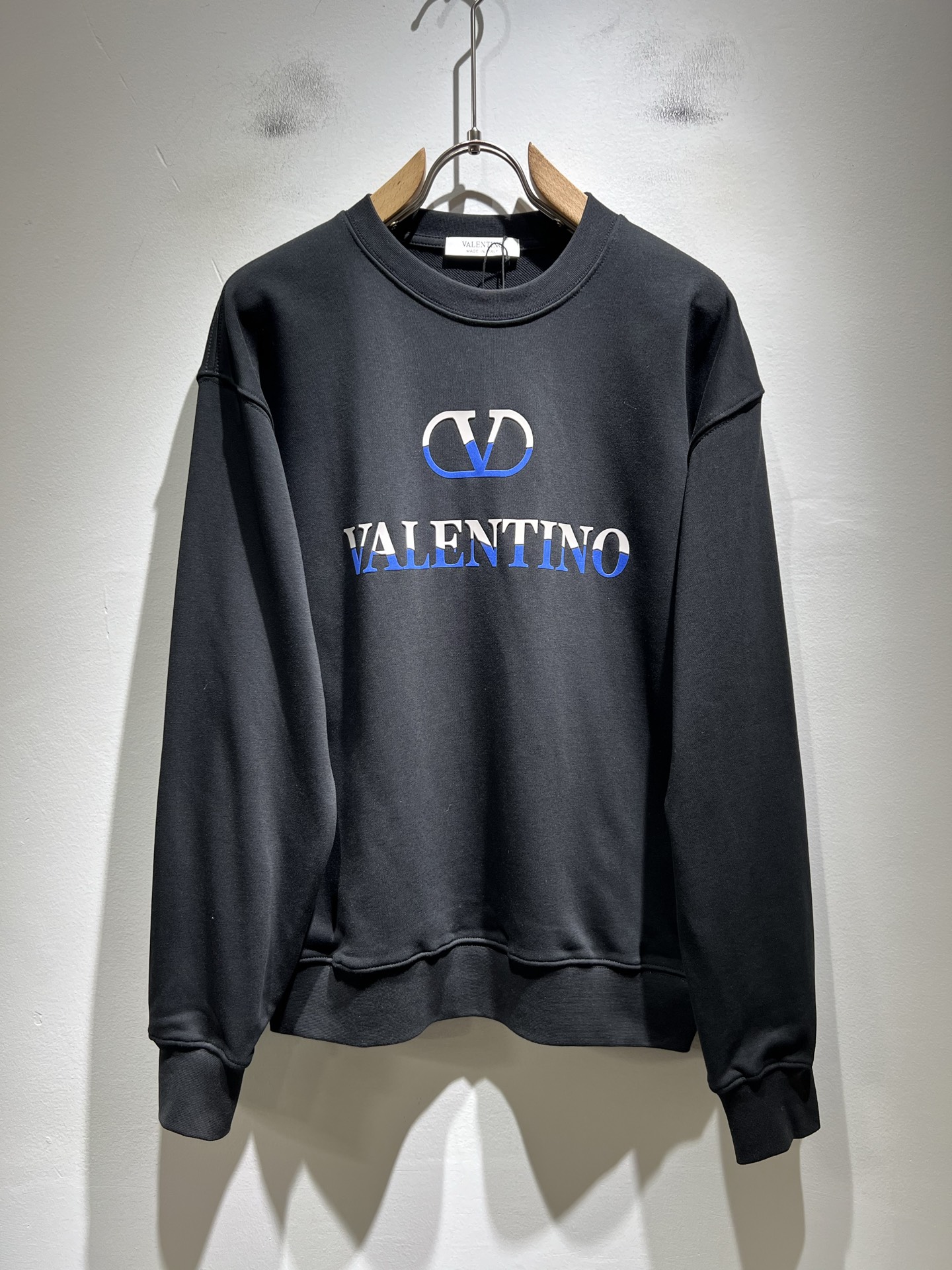 VALENTI*O华伦*奴～柜台款、2025秋冬新款卫衣，胸前logo压绒设计！简单时尚而年轻，百搭风格