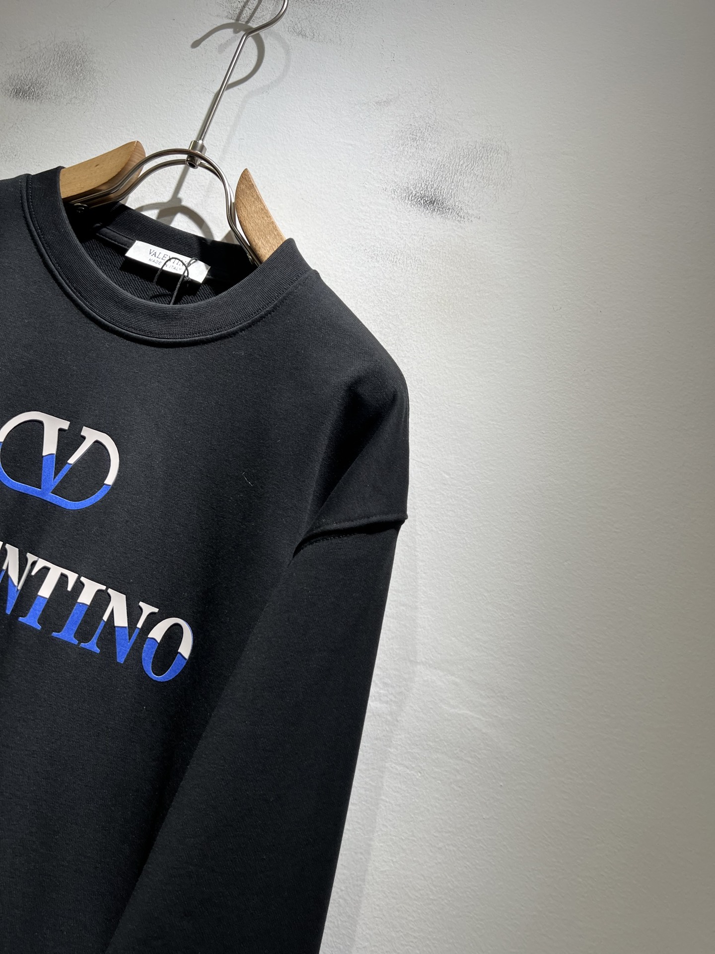 VALENTI*O华伦*奴～柜台款、2025秋冬新款卫衣，胸前logo压绒设计！简单时尚而年轻，百搭风格