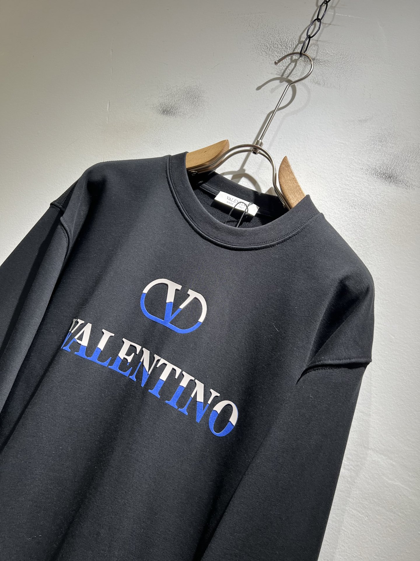 VALENTI*O华伦*奴～柜台款、2025秋冬新款卫衣，胸前logo压绒设计！简单时尚而年轻，百搭风格