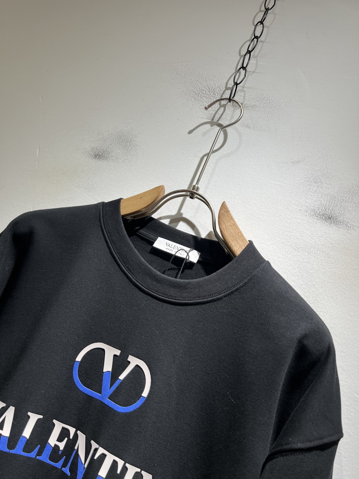 VALENTI*O华伦*奴～柜台款、2025秋冬新款卫衣，胸前logo压绒设计！简单时尚而年轻，百搭风格