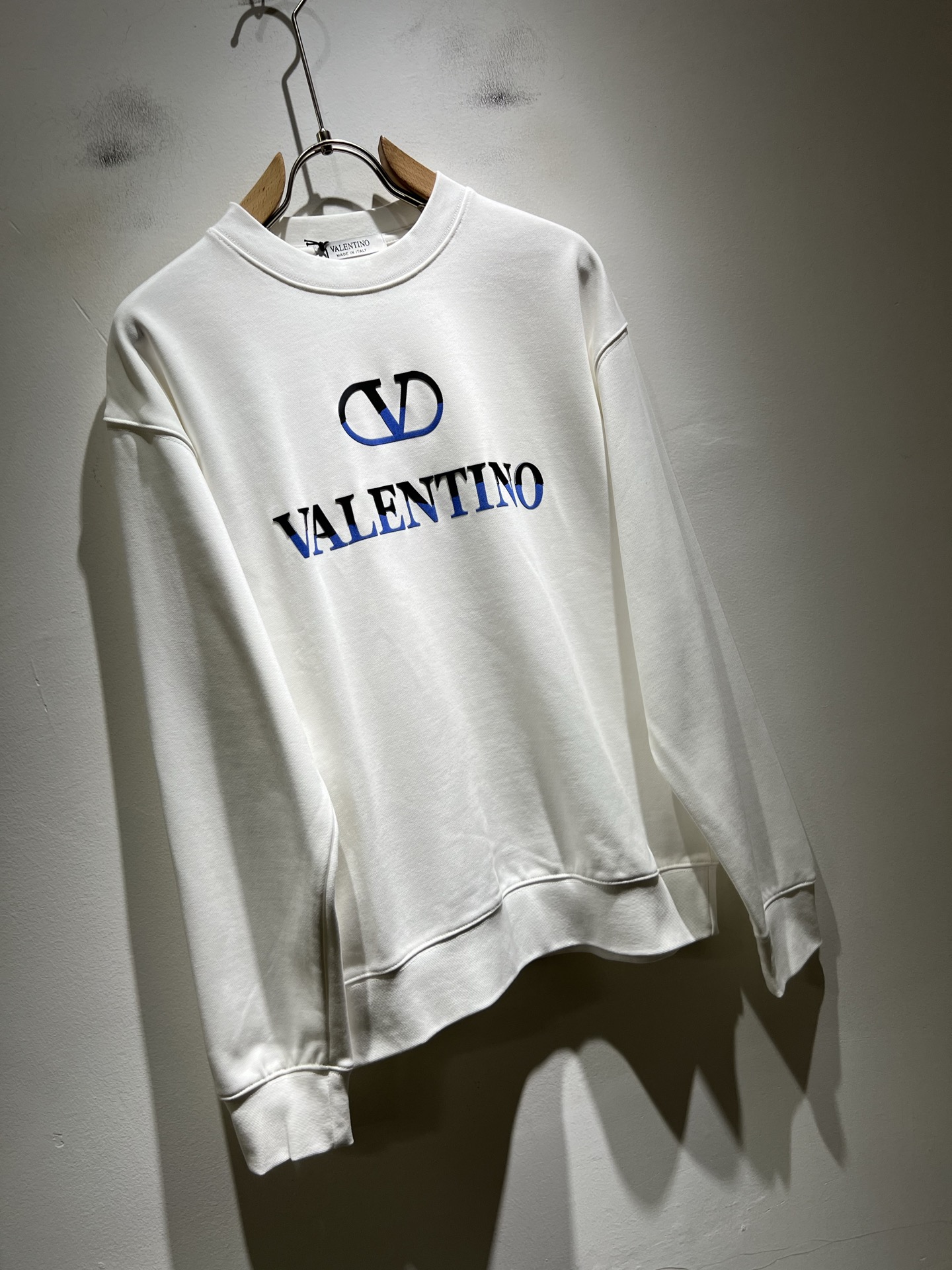 VALENTI*O华伦*奴～柜台款、2025秋冬新款卫衣，胸前logo压绒设计！简单时尚而年轻，百搭风格