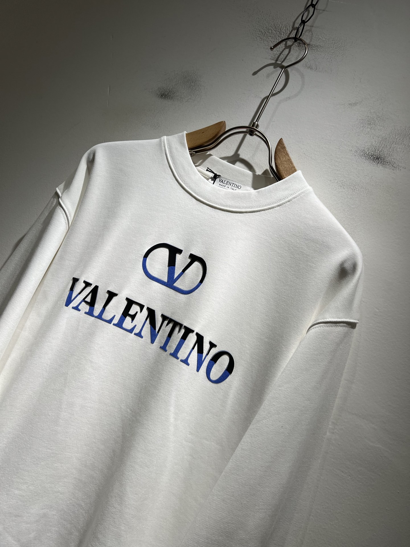 VALENTI*O华伦*奴～柜台款、2025秋冬新款卫衣，胸前logo压绒设计！简单时尚而年轻，百搭风格