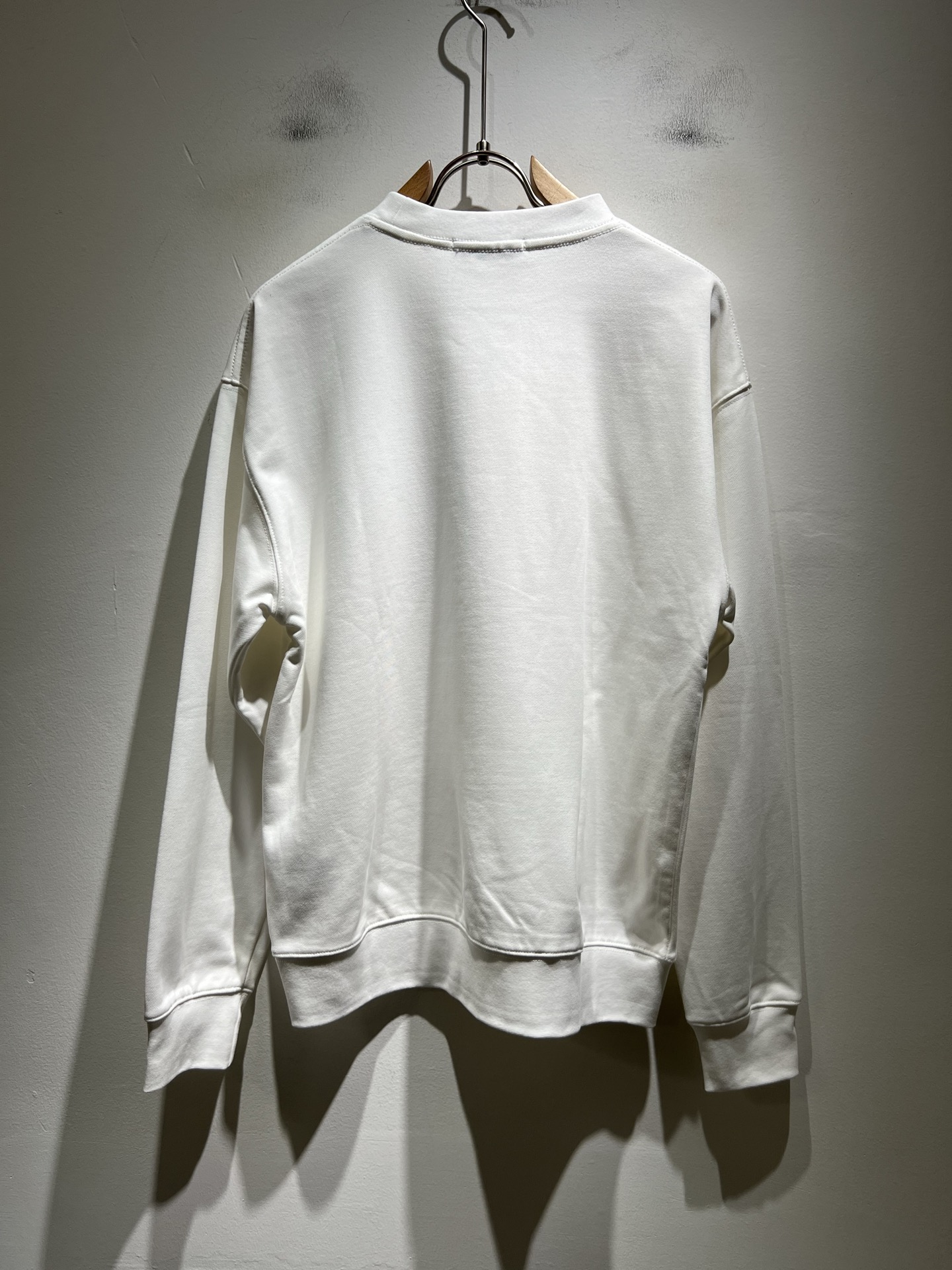 VALENTI*O华伦*奴～柜台款、2025秋冬新款卫衣，胸前logo压绒设计！简单时尚而年轻，百搭风格