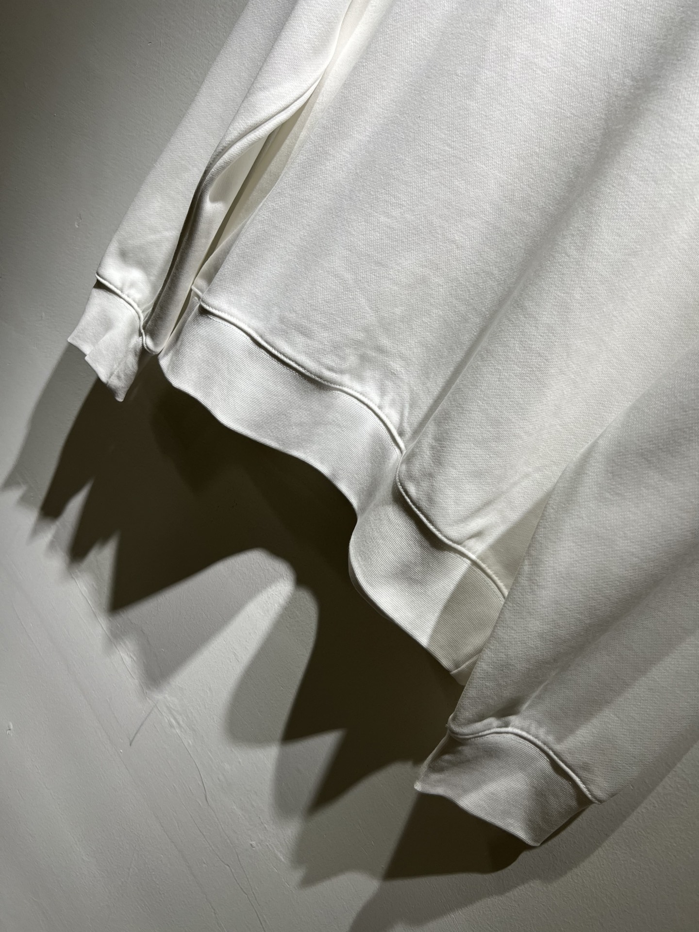 VALENTI*O华伦*奴～柜台款、2025秋冬新款卫衣，胸前logo压绒设计！简单时尚而年轻，百搭风格