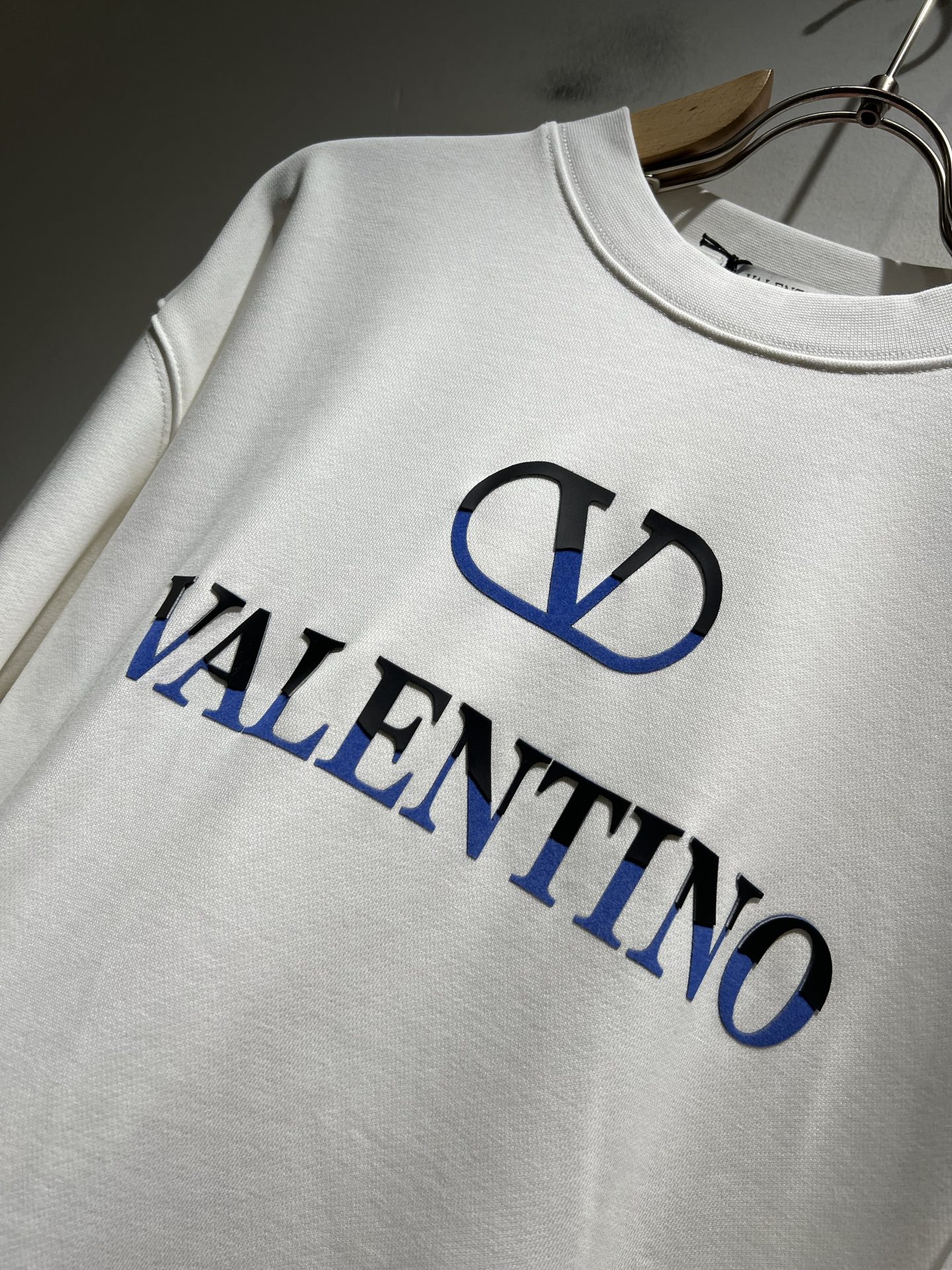 VALENTI*O华伦*奴～柜台款、2025秋冬新款卫衣，胸前logo压绒设计！简单时尚而年轻，百搭风格