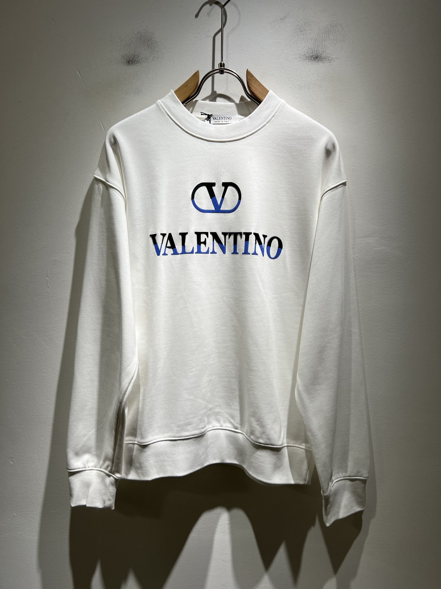 VALENTI*O华伦*奴～柜台款、2025秋冬新款卫衣，胸前logo压绒设计！简单时尚而年轻，百搭风格