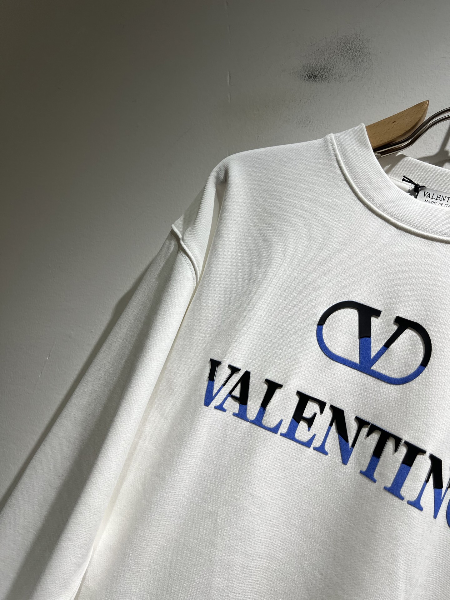 VALENTI*O华伦*奴～柜台款、2025秋冬新款卫衣，胸前logo压绒设计！简单时尚而年轻，百搭风格