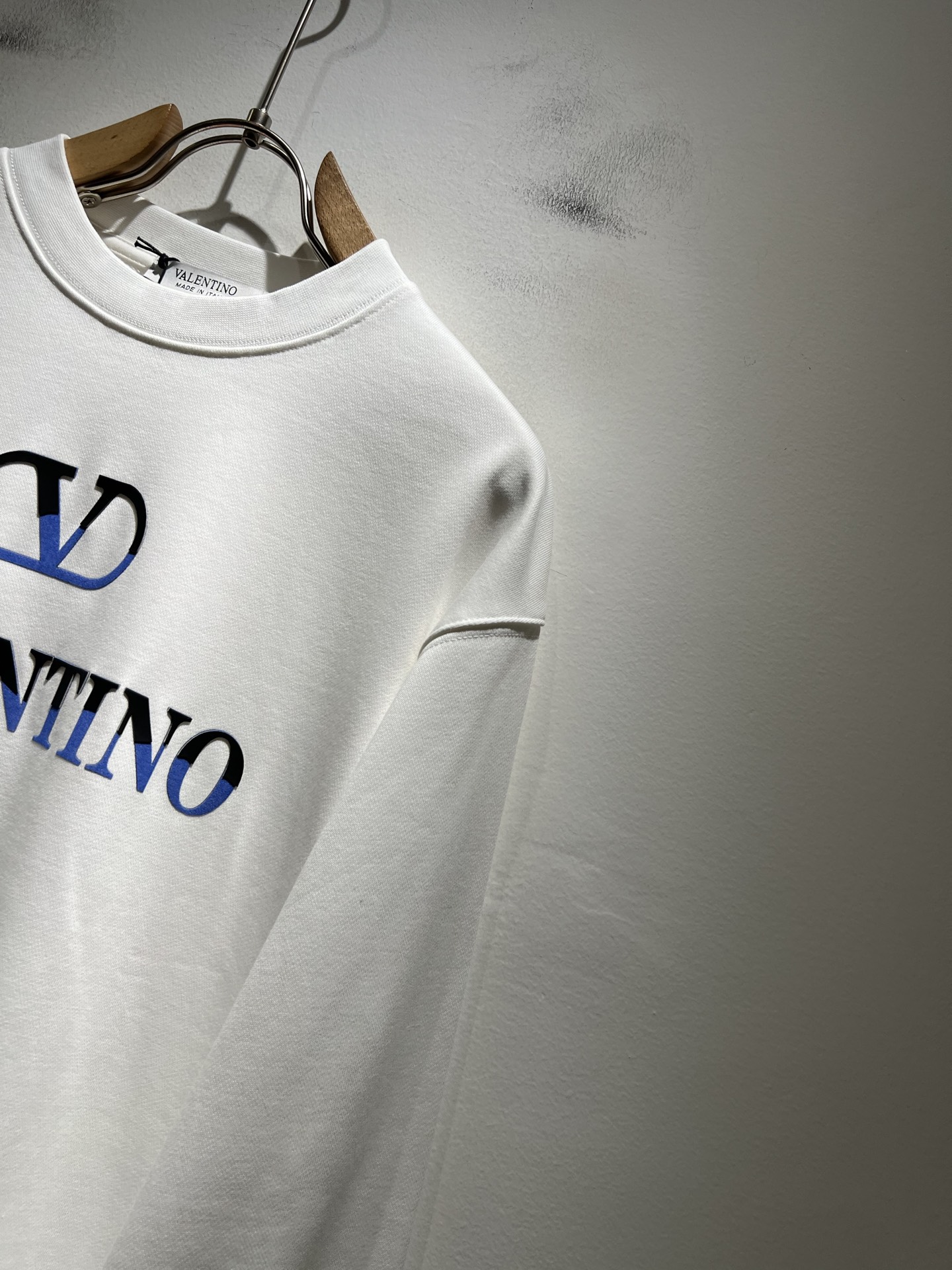 VALENTI*O华伦*奴～柜台款、2025秋冬新款卫衣，胸前logo压绒设计！简单时尚而年轻，百搭风格