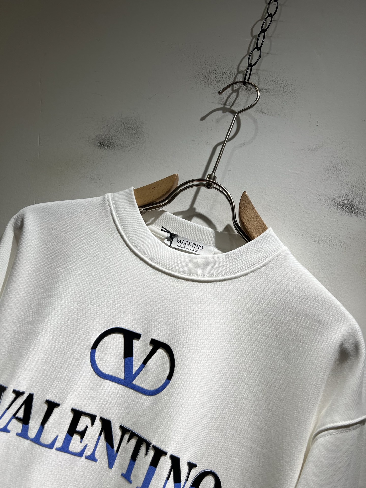 VALENTI*O华伦*奴～柜台款、2025秋冬新款卫衣，胸前logo压绒设计！简单时尚而年轻，百搭风格