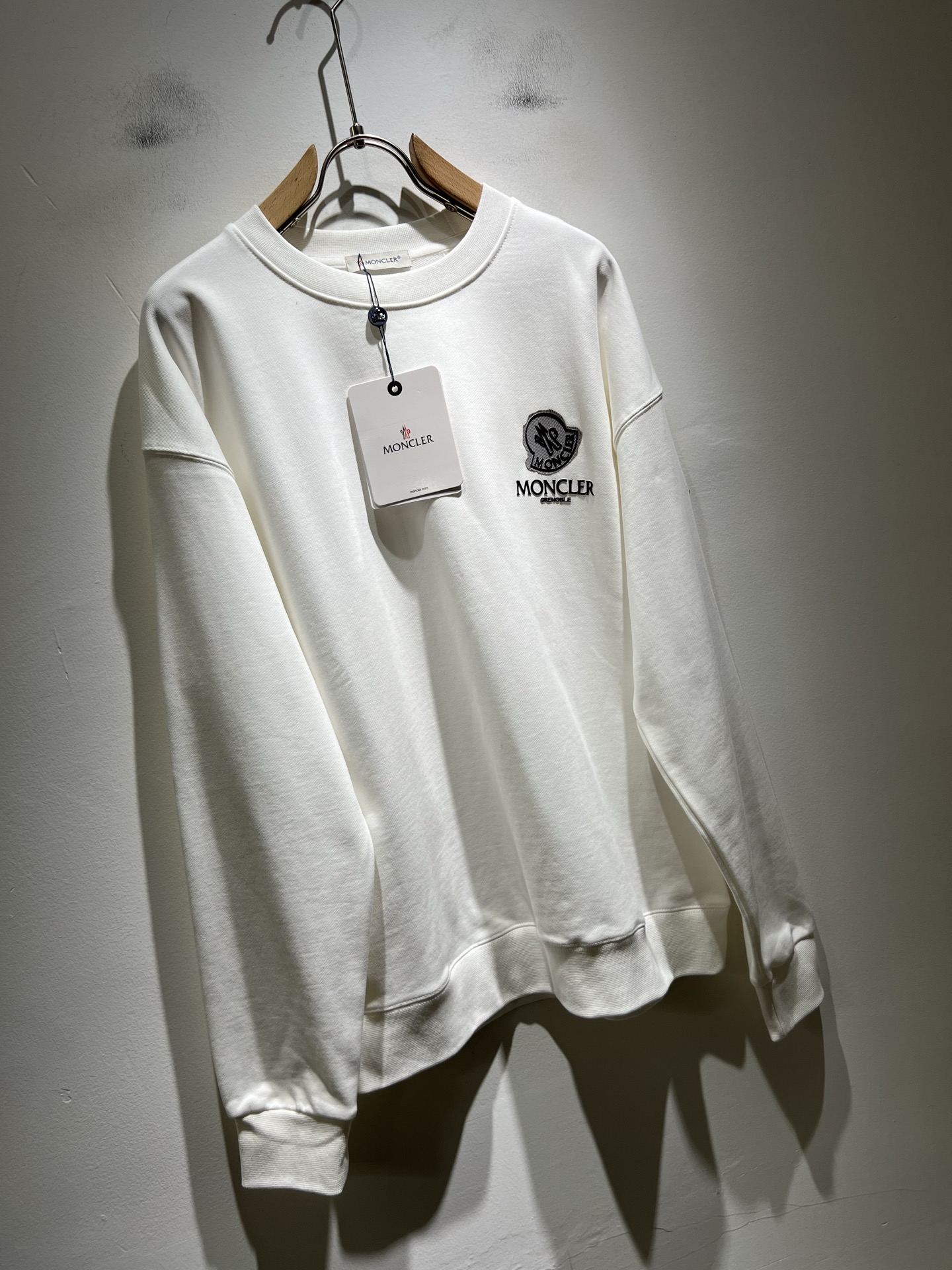 Moncler蒙家 2025秋冬最新男女同款👫贸易订单卫衣，全品相！！网红款！采用logo图案压胶设计！
