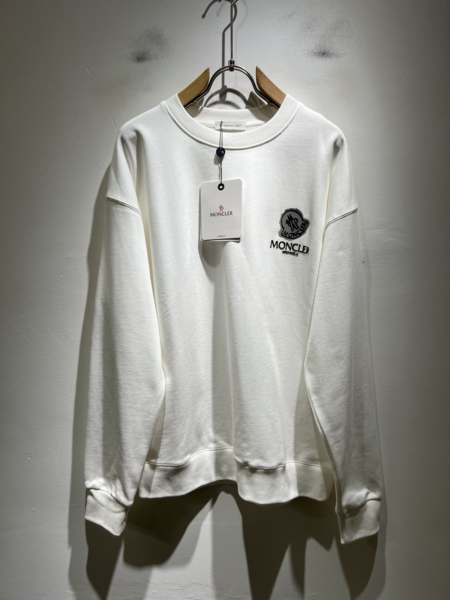 Moncler蒙家 2025秋冬最新男女同款👫贸易订单卫衣，全品相！！网红款！采用logo图案压胶设计！