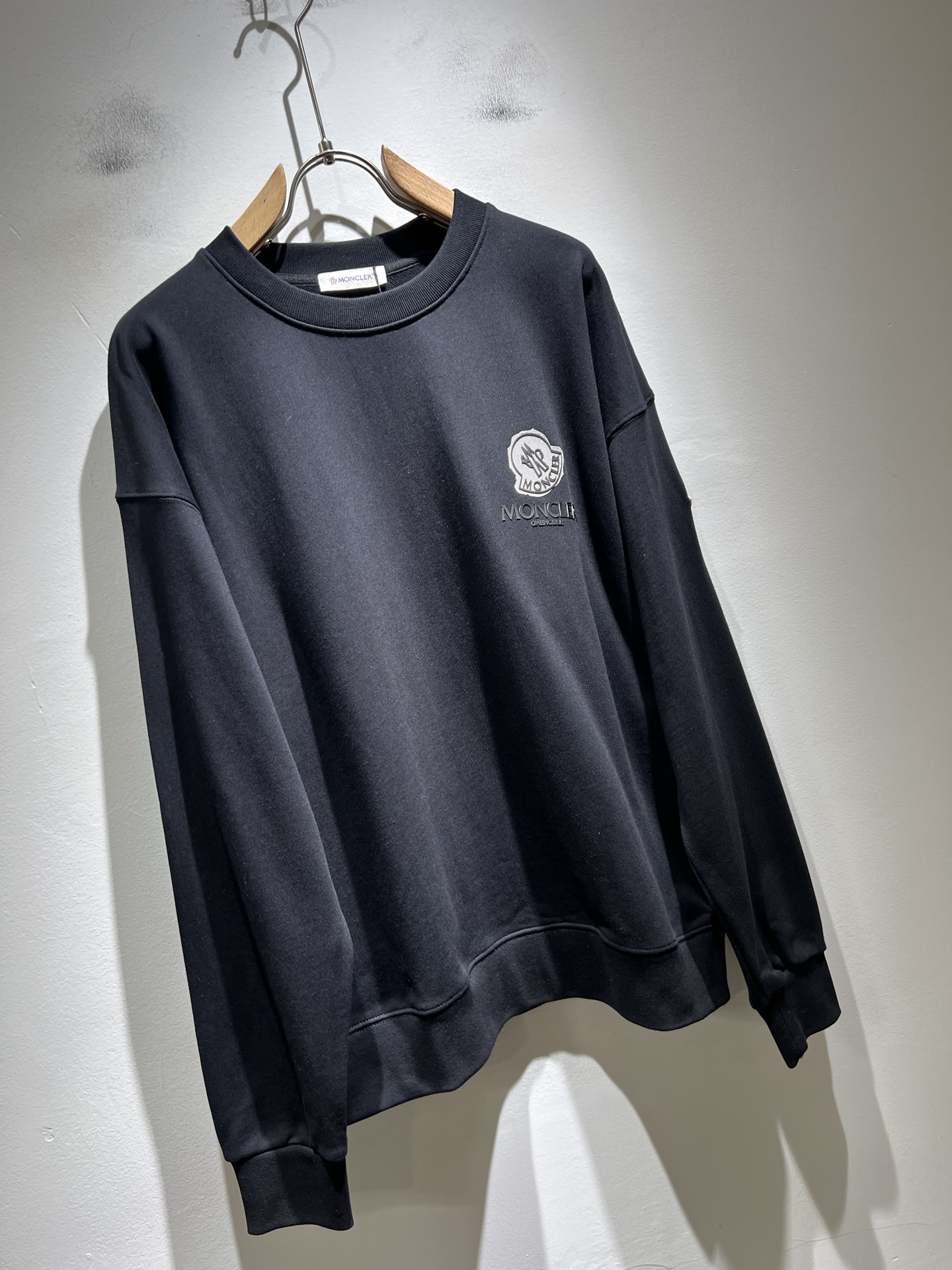 Moncler蒙家 2025秋冬最新男女同款👫贸易订单卫衣，全品相！！网红款！采用logo图案压胶设计！