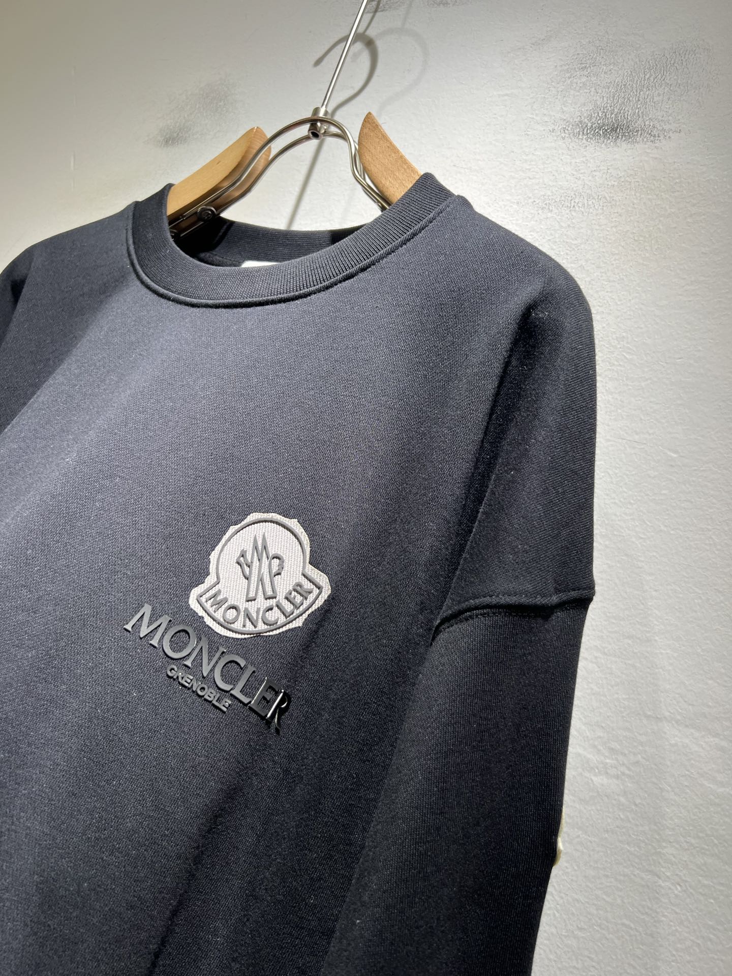 Moncler蒙家 2025秋冬最新男女同款👫贸易订单卫衣，全品相！！网红款！采用logo图案压胶设计！
