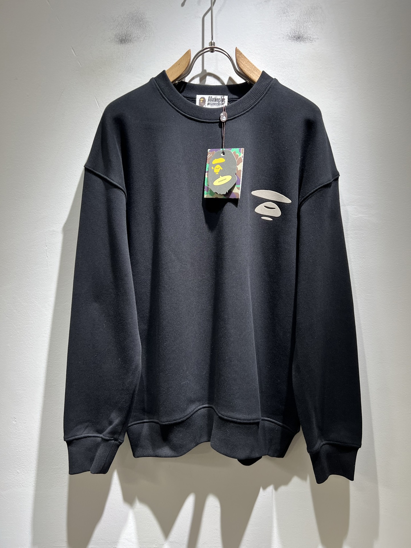 NO:601707,A new series of AAPE* sweatshirts are online. It is a very fashionable and avant-garde sweatshirt for men and women, decorated with logo and pattern lamination technology!  It is different from the past and declares the design concept that the brand has inherited for many years!  Its eye-catching appeal is no less than any classic style, perfectly presenting the sense of fashion, high-end and luxury to the world!  It is made of imported 100% cotton material supplied by customers. It is a selection of high-quality 320g pure cotton fabrics. It feels soft, waxy and skin-friendly. It will definitely exceed your imagination when you get it. It is extremely comfortable and breathable. Even if you sweat profusely, you will not feel greasy or stuffy at all. It maximizes sweat wicking and moisture absorption!  Size M-3XL,,hoodie,sweatshirts,alexander wang19860909AAPE*卫衣全新系列单品上线,非常时髦前卫的一款男女同款卫衣,标识logo图案压胶工艺修饰！区别于以往的不同,宣示品牌传承多年的设计理念！其吸睛度完全不亚于任何经典款式,将时髦高级感与奢华感完美呈现在世人眼前！客供进口全棉材质制成,精选优质320g纯棉面料,触感软糯亲肤细腻,实物到手绝对超乎你的想象,贴身无比舒适透气,即便是汗流浃背也不会有腻身及闷热感可言,将排汗吸湿性发挥到了极致！尺码M-3XL,,hoodie,sweatshirts,alexander wang,Men's clothing