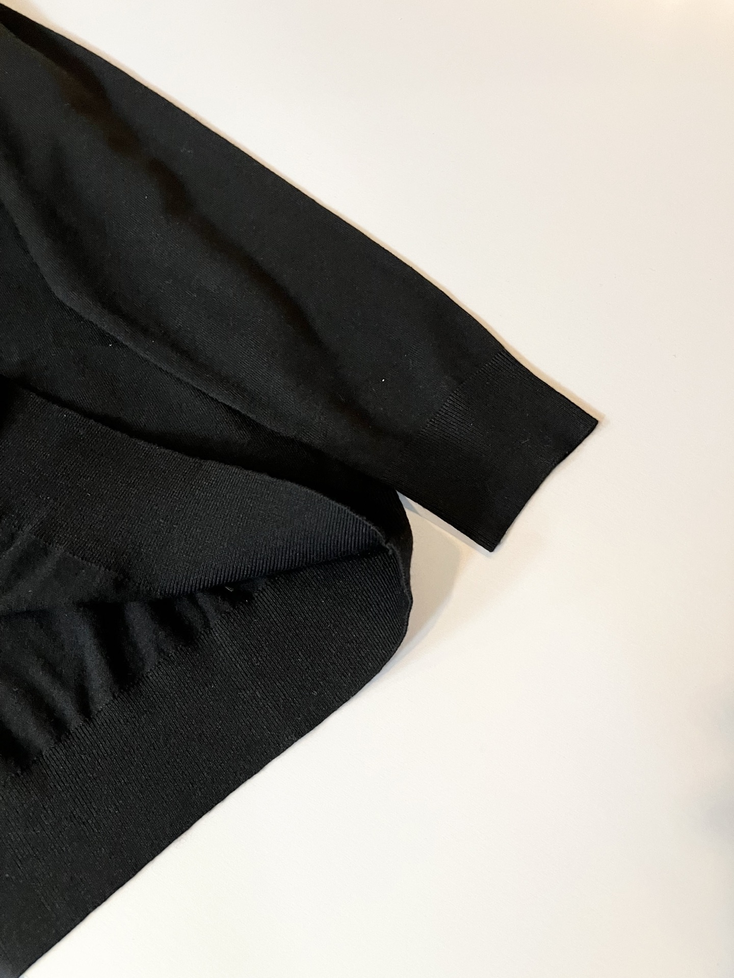 Loro Piana诺悠翩雅 2025秋冬男士最新的贸易订单翻领针织羊毛衫，全品相！！上身舒适透气，不僵