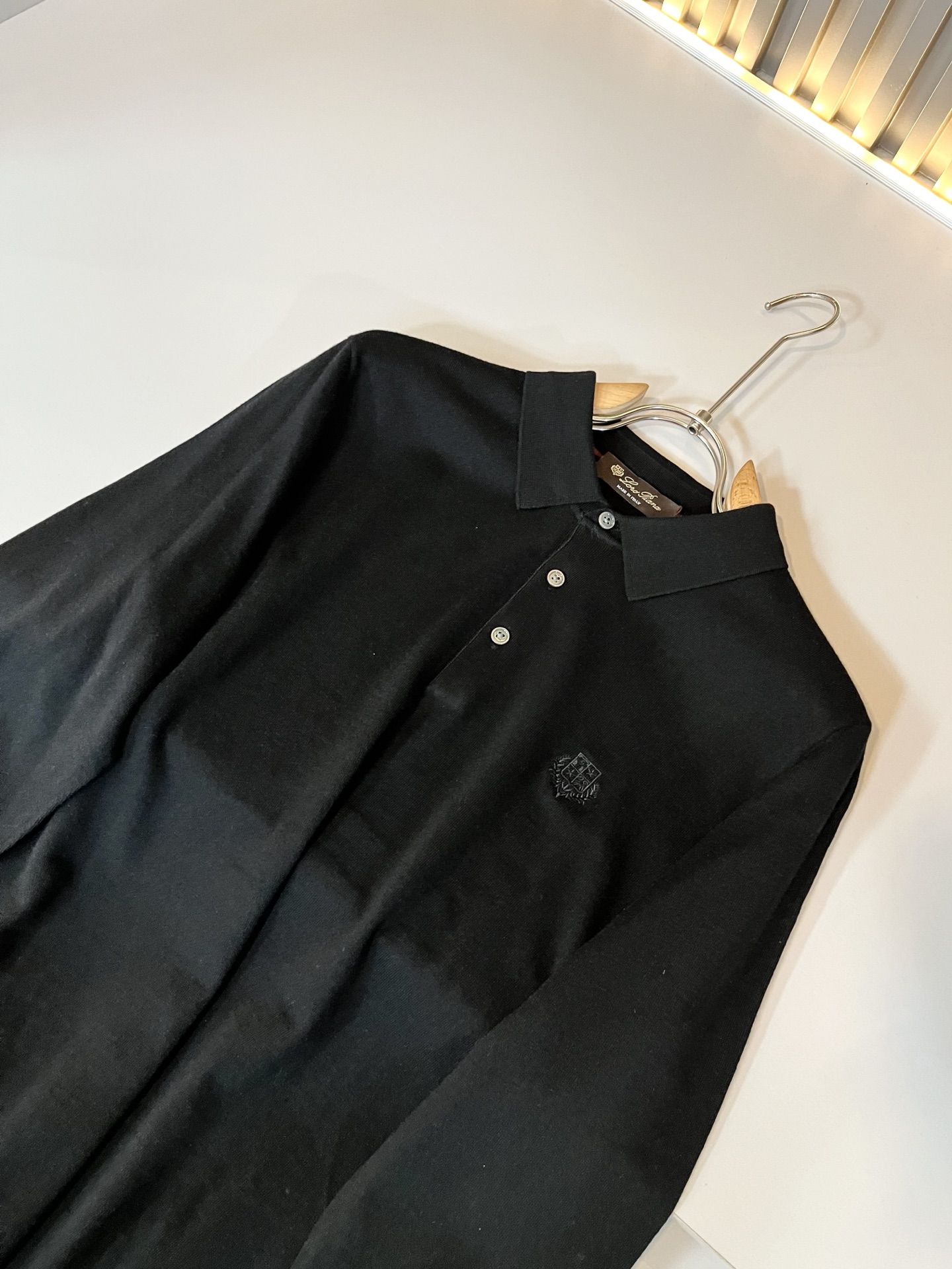 Loro Piana诺悠翩雅 2025秋冬男士最新的贸易订单翻领针织羊毛衫，全品相！！上身舒适透气，不僵