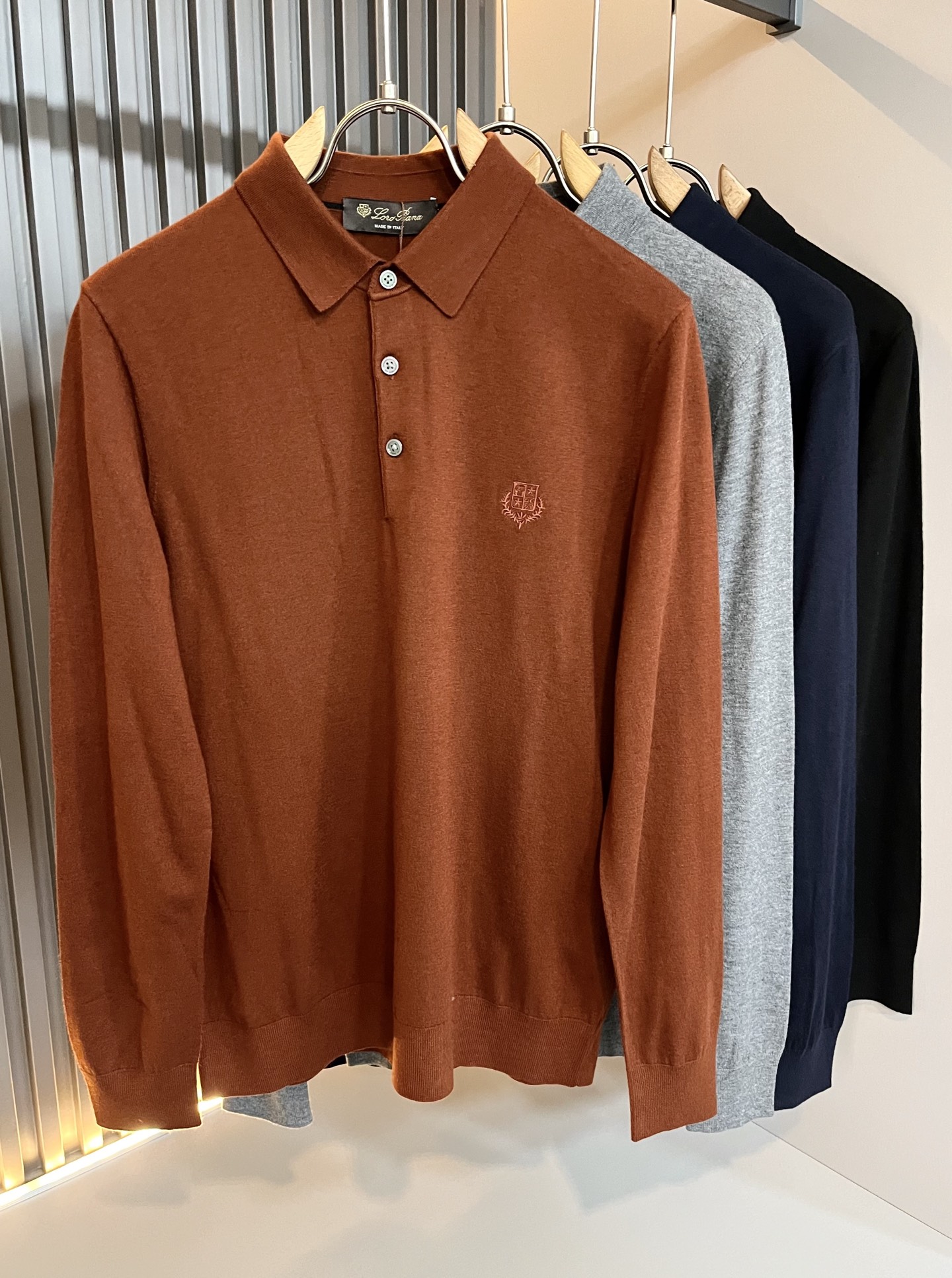 Loro Piana诺悠翩雅 2025秋冬男士最新的贸易订单翻领针织羊毛衫，全品相！！上身舒适透气，不僵