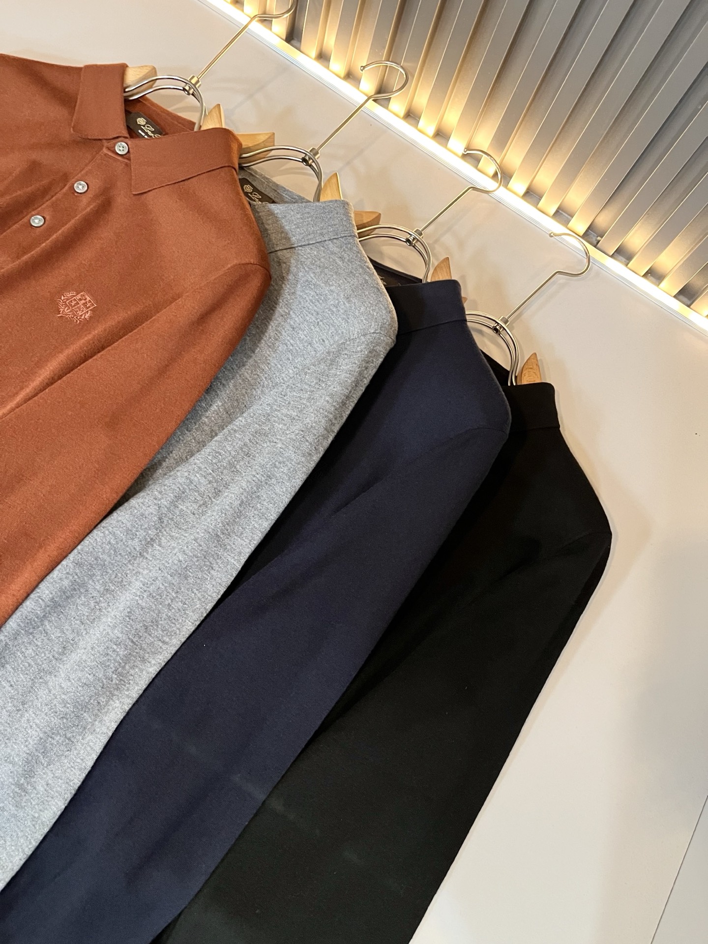 Loro Piana诺悠翩雅 2025秋冬男士最新的贸易订单翻领针织羊毛衫，全品相！！上身舒适透气，不僵