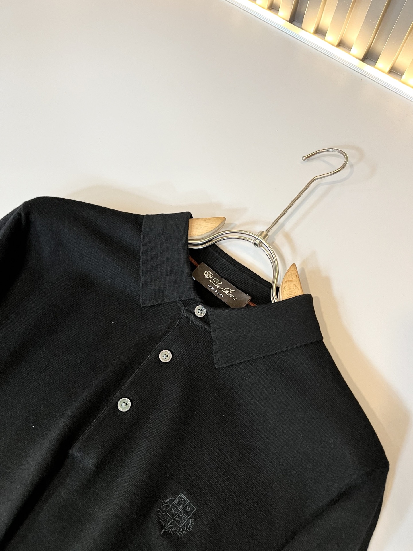 Loro Piana诺悠翩雅 2025秋冬男士最新的贸易订单翻领针织羊毛衫，全品相！！上身舒适透气，不僵