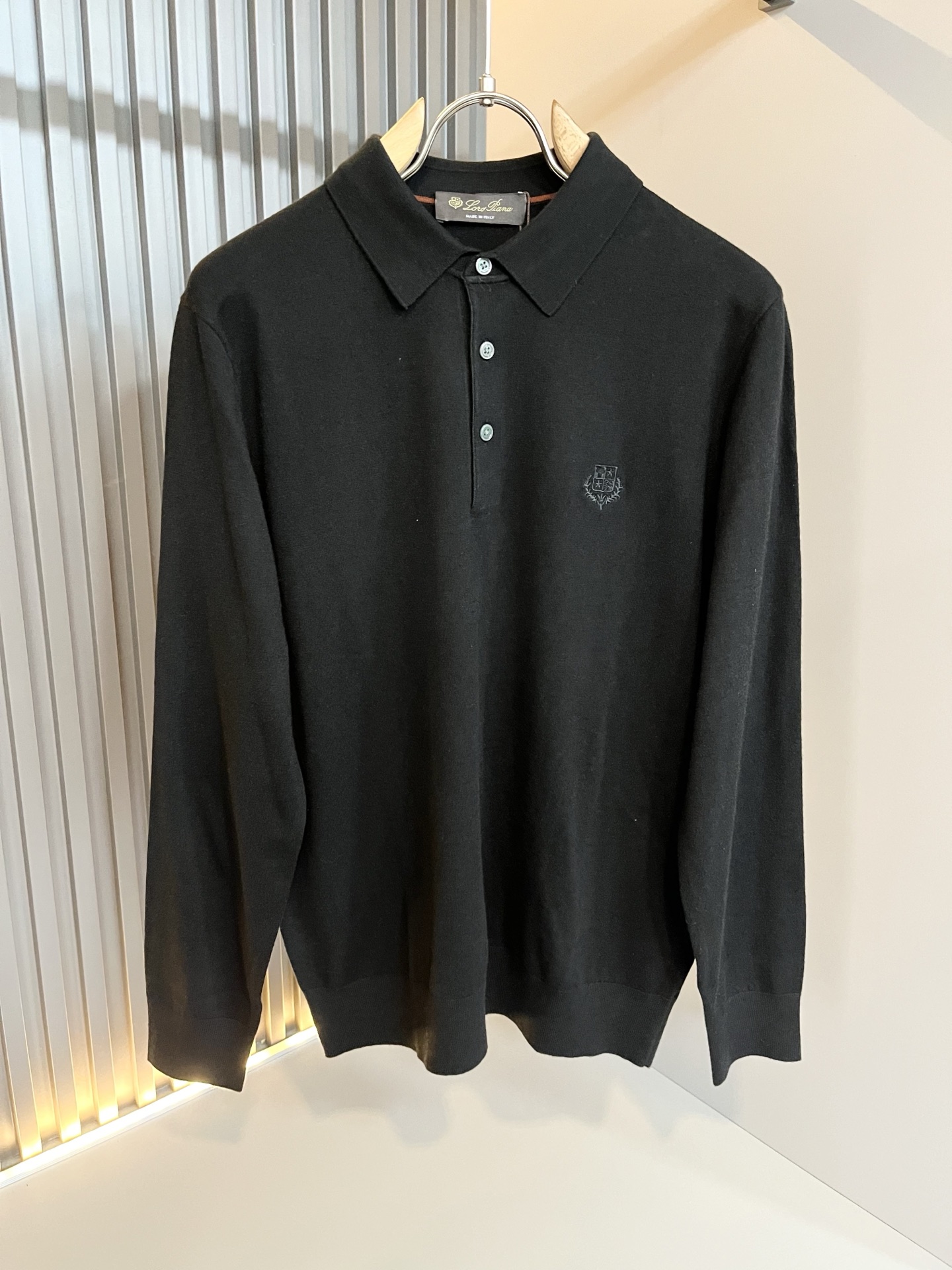 Loro Piana诺悠翩雅 2025秋冬男士最新的贸易订单翻领针织羊毛衫，全品相！！上身舒适透气，不僵