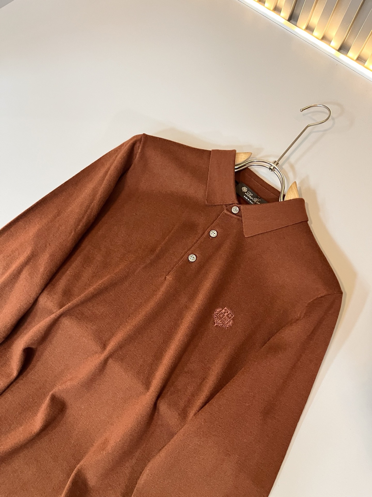 Loro Piana诺悠翩雅 2025秋冬男士最新的贸易订单翻领针织羊毛衫，全品相！！上身舒适透气，不僵