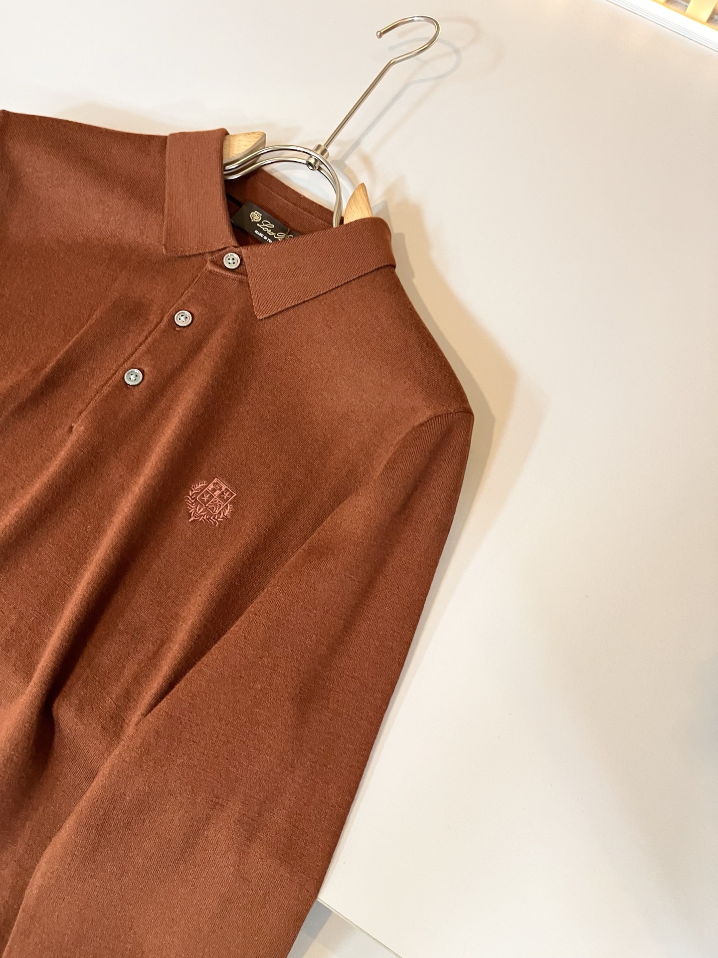 Loro Piana诺悠翩雅 2025秋冬男士最新的贸易订单翻领针织羊毛衫，全品相！！上身舒适透气，不僵